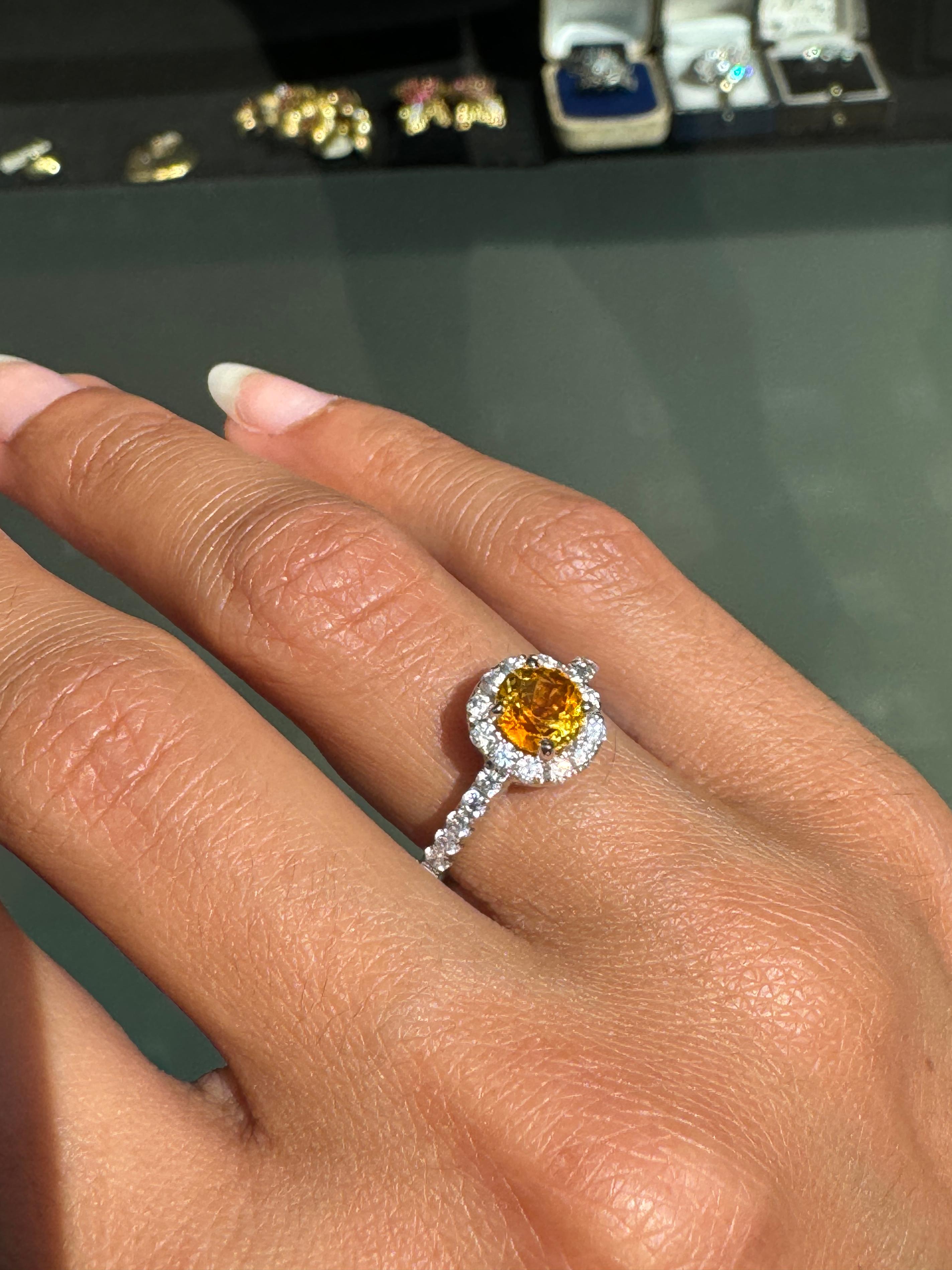 Anello di fidanzamento con zaffiro arancione da 1,17 carati e diamante aureolato in oro bianco 18 carati In condizioni Nuovo in vendita a London, GB