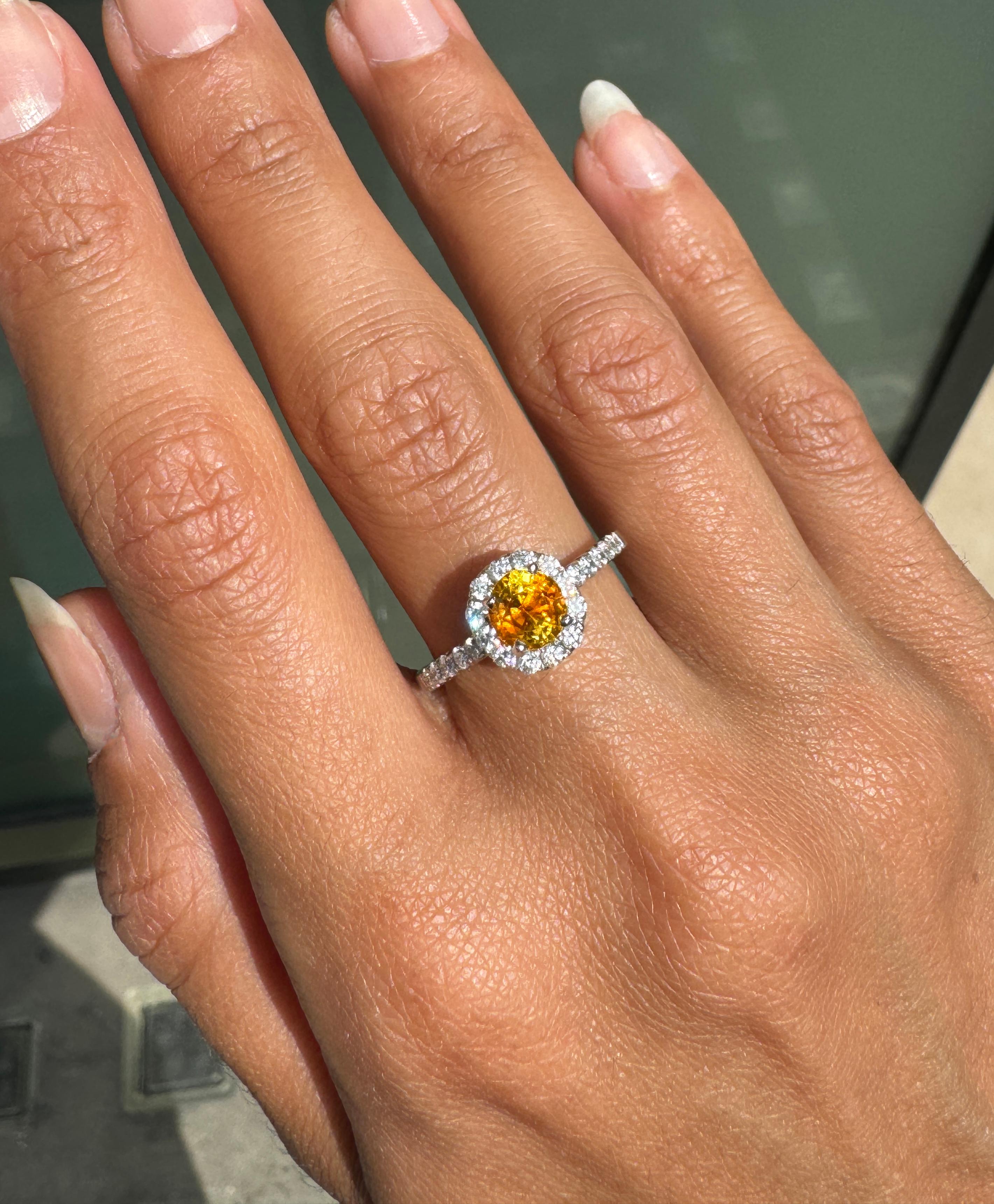 Donna Anello di fidanzamento con zaffiro arancione da 1,17 carati e diamante aureolato in oro bianco 18 carati in vendita