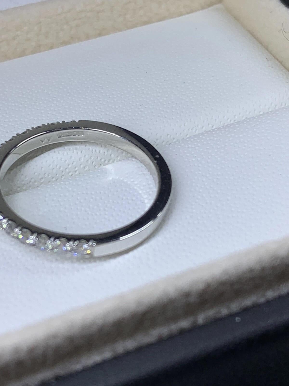 Women's or Men's 1.17ct Round diamond halo engagement ring in 18k white gold. For Sale
