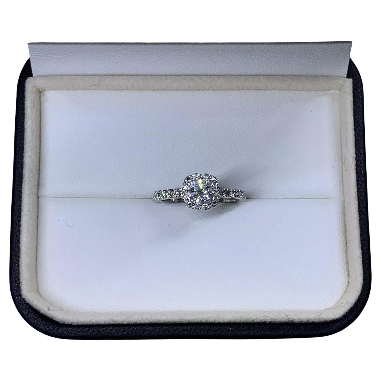 1,17 Karat runder Diamant-Verlobungsring mit Halo aus 18 Karat Weißgold.