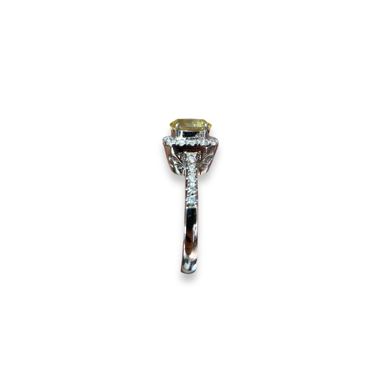 Anillo de zafiro amarillo de Ceilán de 1,17 ct con diamantes naturales, certificado por el IGI en venta 3