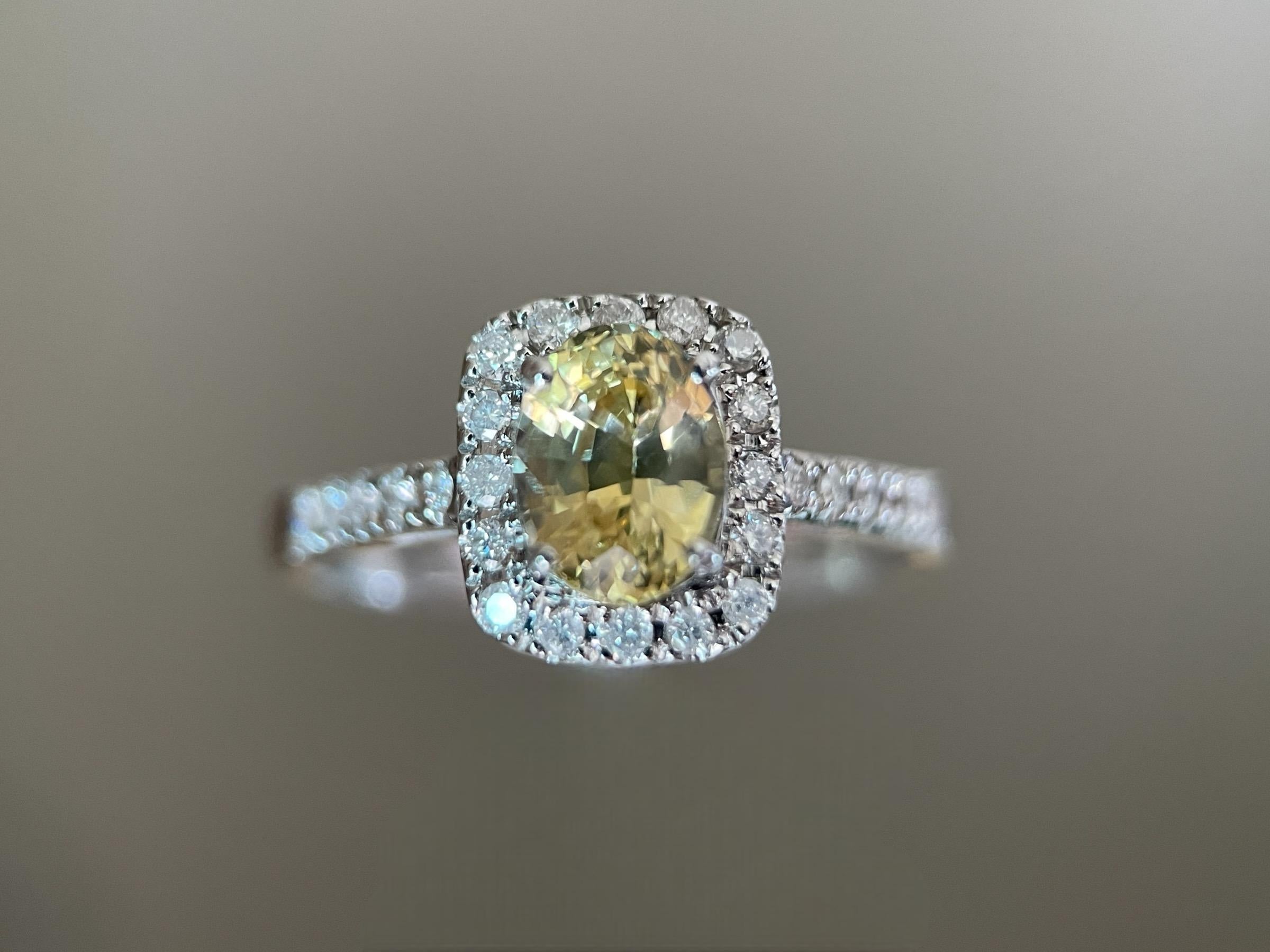 Anillo de zafiro amarillo de Ceilán de 1,17 ct con diamantes naturales, certificado por el IGI en venta 4