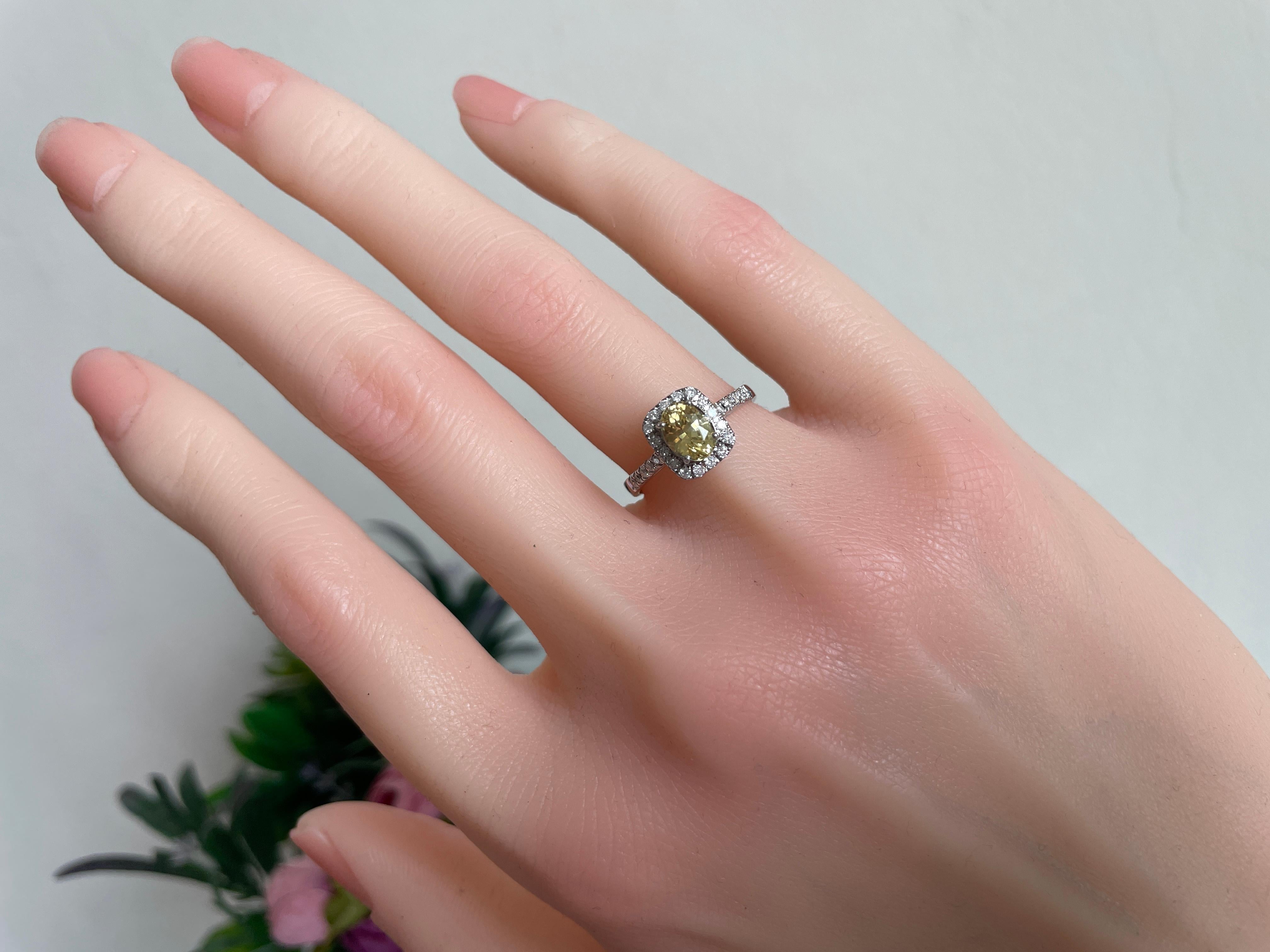 Anillo de zafiro amarillo de Ceilán de 1,17 ct con diamantes naturales, certificado por el IGI en venta 7