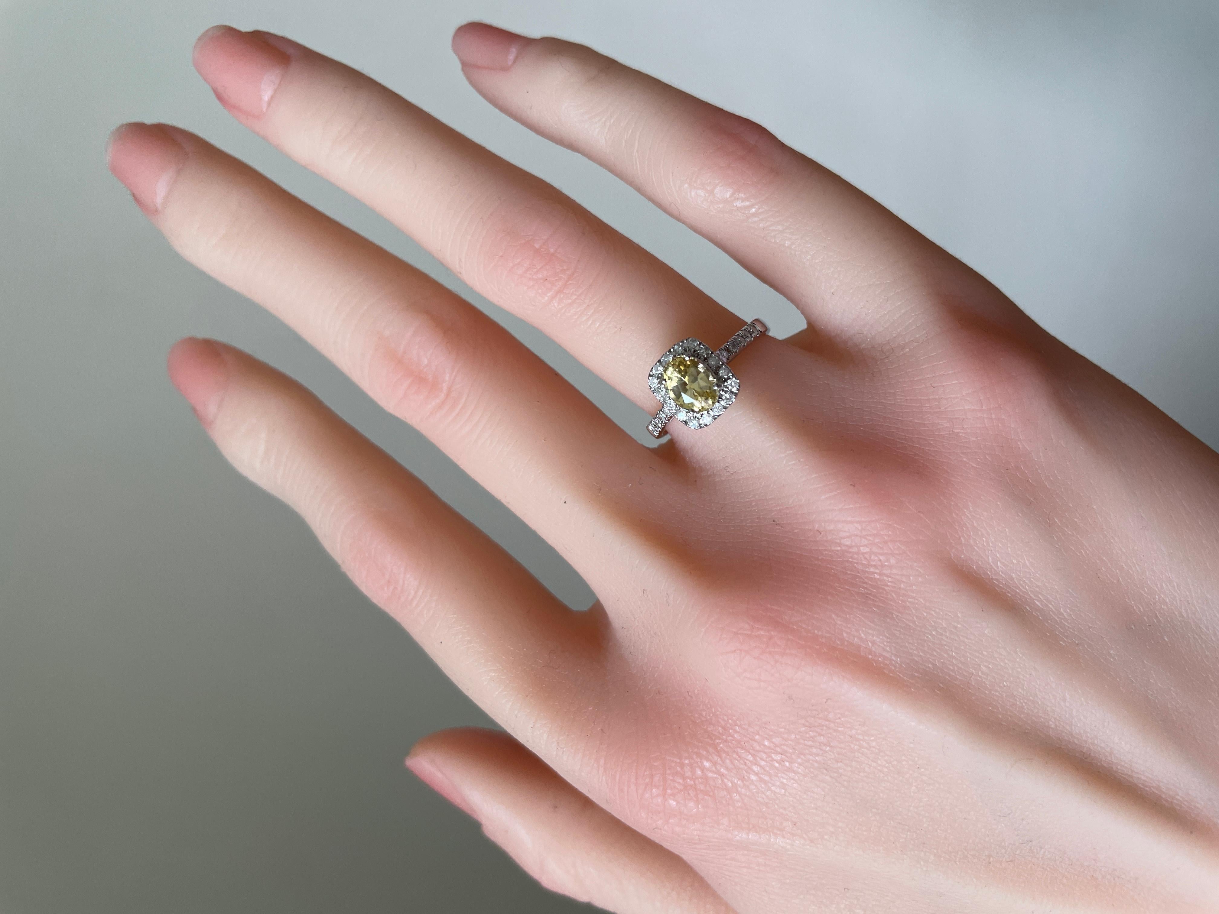 Anillo de zafiro amarillo de Ceilán de 1,17 ct con diamantes naturales, certificado por el IGI en venta 8
