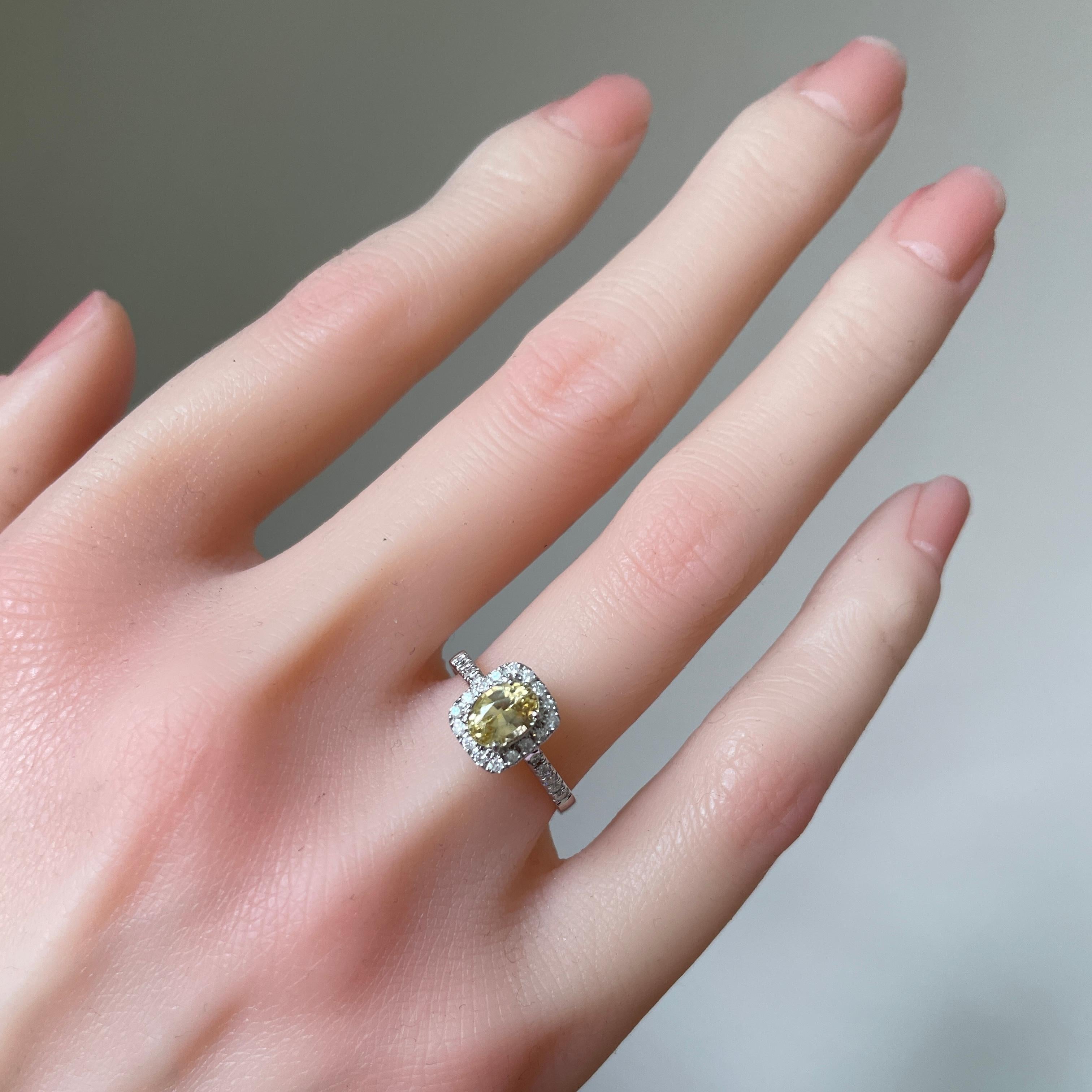 Anillo de zafiro amarillo de Ceilán certificado IGI de 1,17 ct con diamantes naturales (zafiro calentado)

Este zafiro amarillo de Ceilán de 1,17 quilates, acentuado con diamantes naturales en oro macizo de 18 quilates, destaca por su rareza y