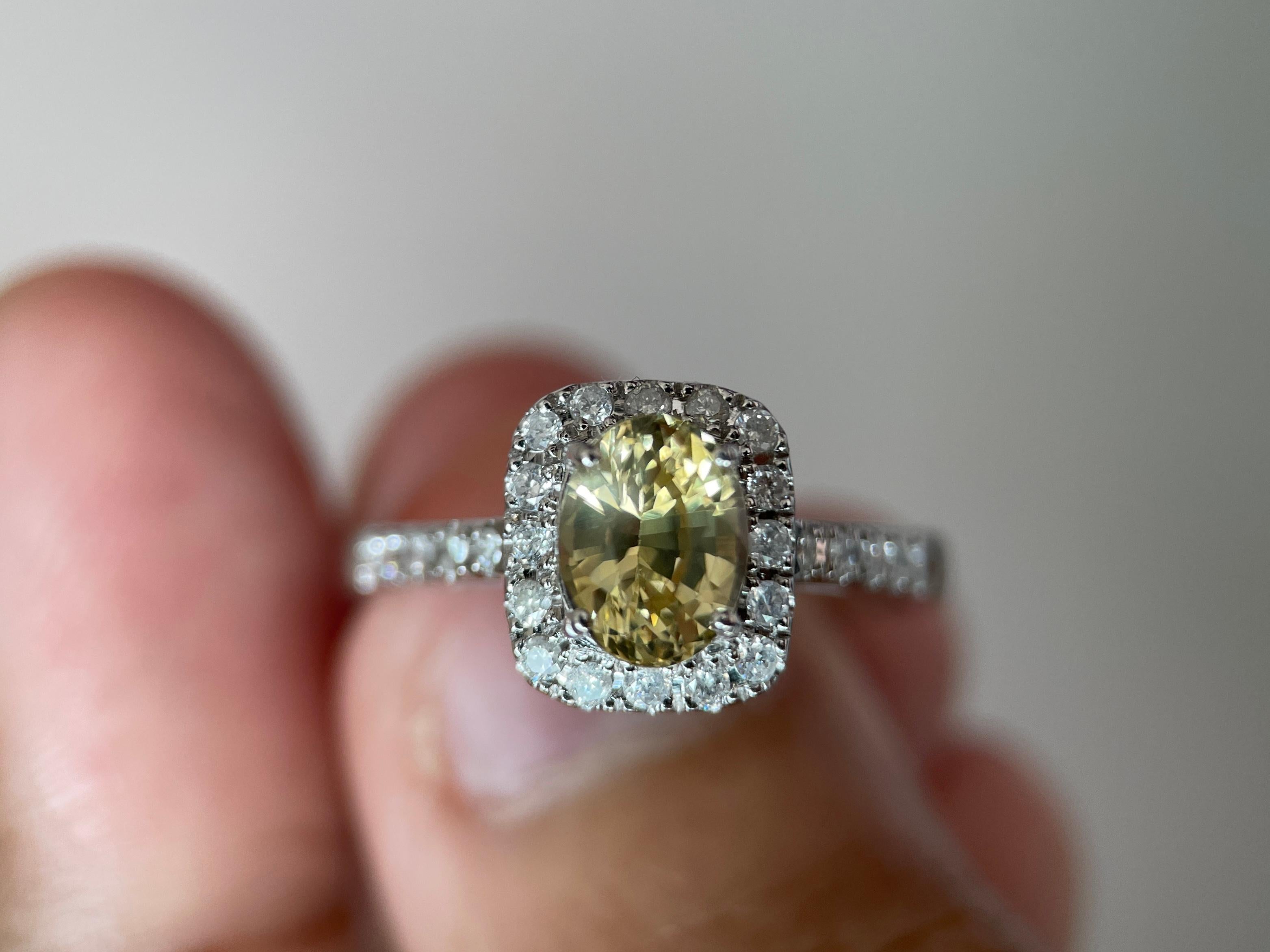 Anillo de zafiro amarillo de Ceilán de 1,17 ct con diamantes naturales, certificado por el IGI Corte oval en venta