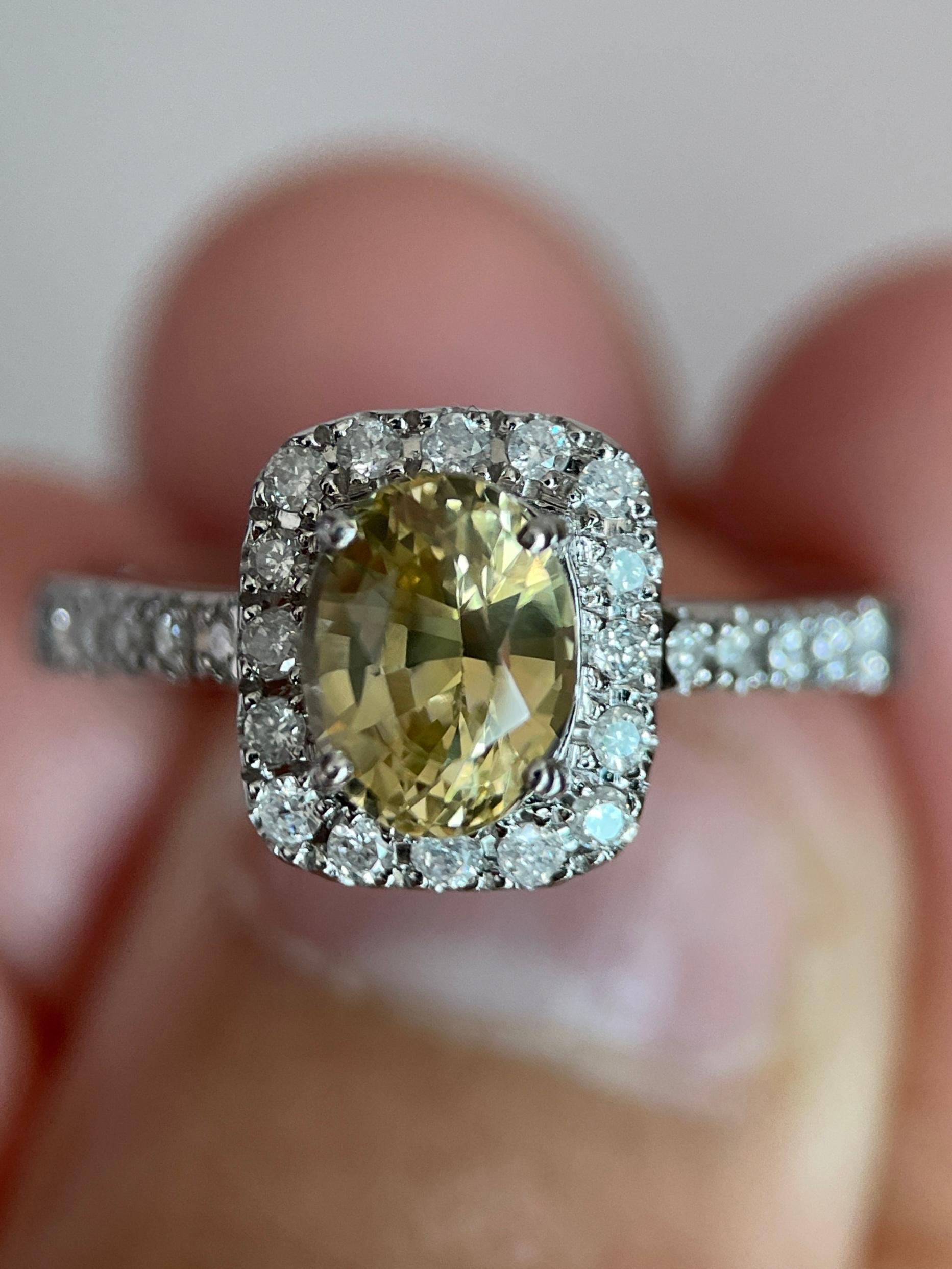 Anillo de zafiro amarillo de Ceilán de 1,17 ct con diamantes naturales, certificado por el IGI en Nuevo estado para la venta en Singapore, SG