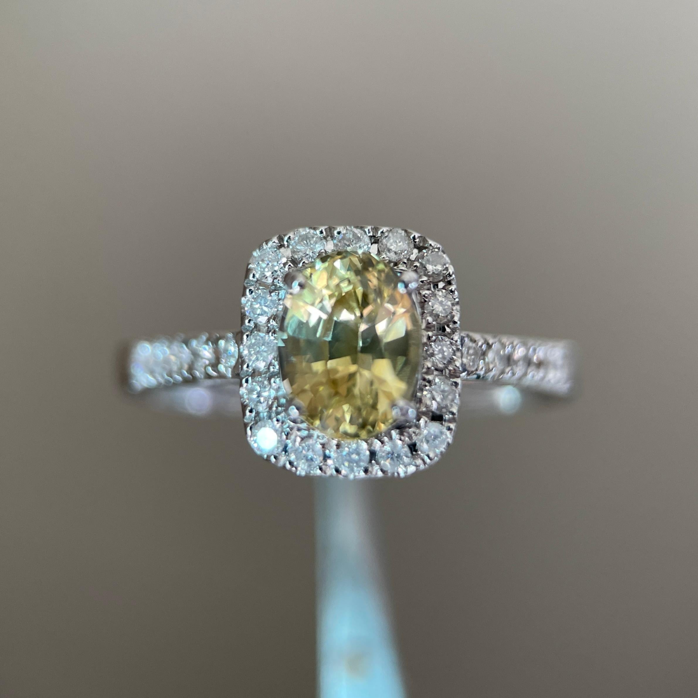 Anillo de zafiro amarillo de Ceilán de 1,17 ct con diamantes naturales, certificado por el IGI en venta 1