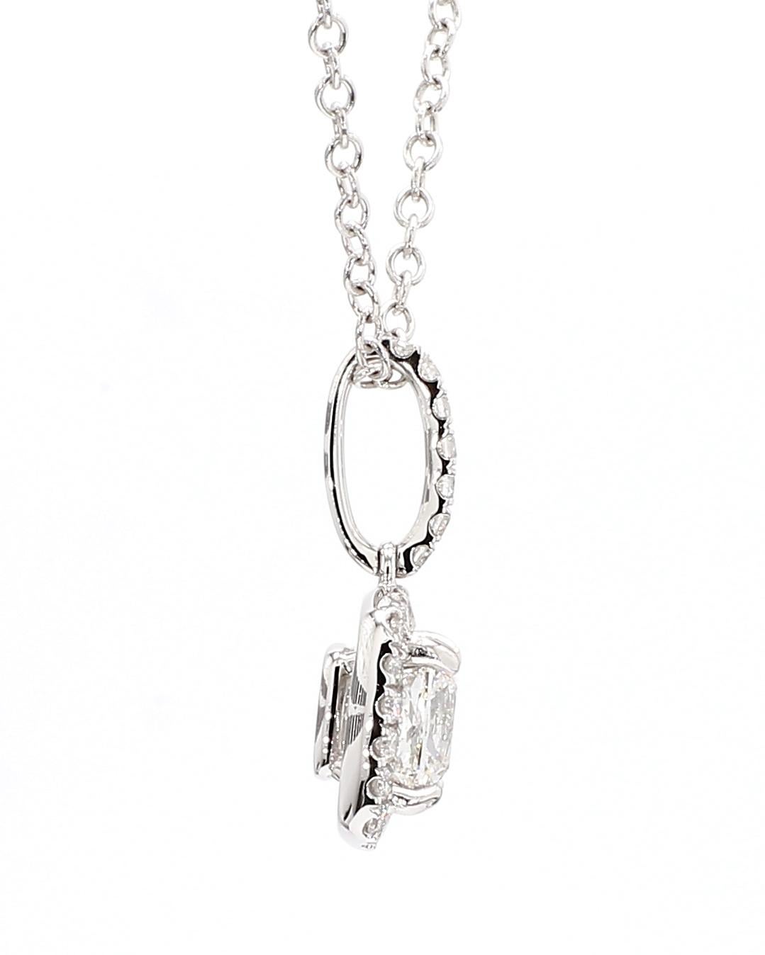 Collana con diamante taglio cuscino da 0,90 carati GIA con aureola in oro bianco 18 carati in vendita 2