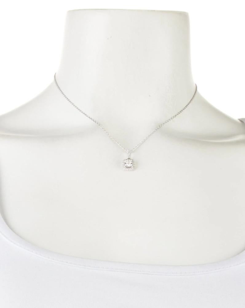 Collana con diamante taglio cuscino da 0,90 carati GIA con aureola in oro bianco 18 carati in vendita 4