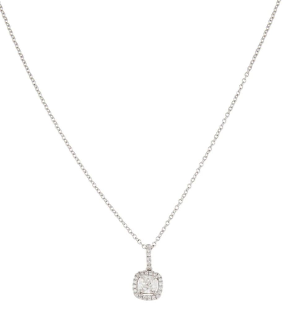 Collana con diamante taglio cuscino da 0,90 carati GIA con aureola in oro bianco 18 carati in vendita 5