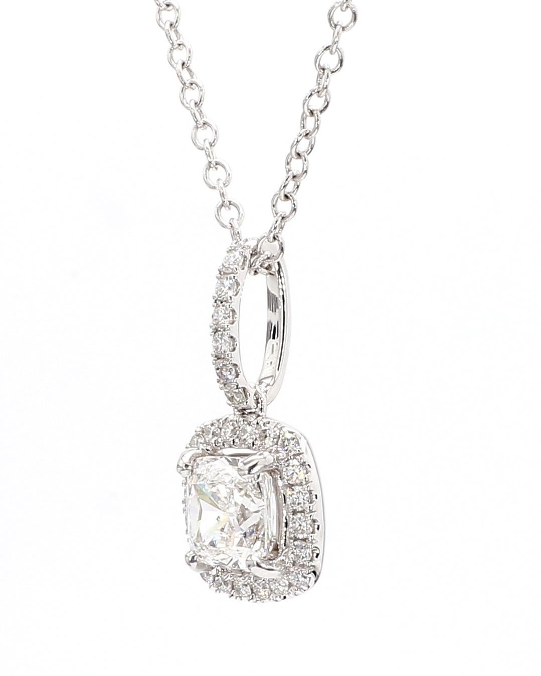 Ciondolo con taglio a cuscino e un'aureola di diamanti bianchi. Design classico e senza tempo.

Diamante naturale pieno di fuoco e di vita. Splendido ciondolo.

Diamante centrale:

0,90 Carati
Taglio a cuscino
Grado di colore: F
Grado di chiarezza: