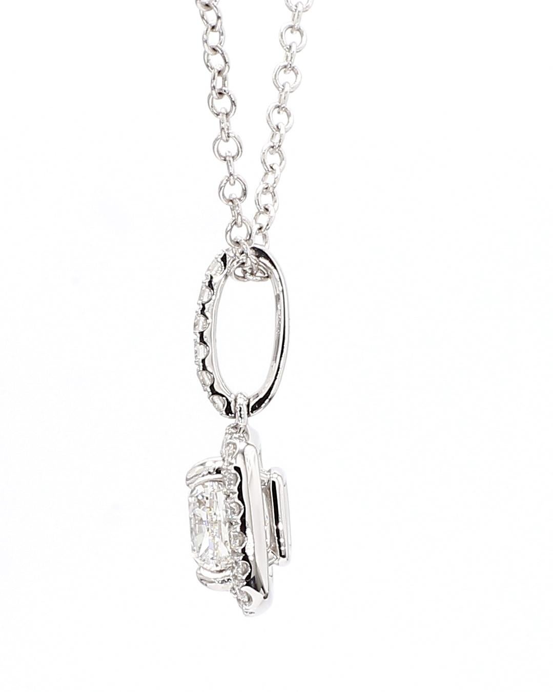 Taglio cuscino Collana con diamante taglio cuscino da 0,90 carati GIA con aureola in oro bianco 18 carati in vendita