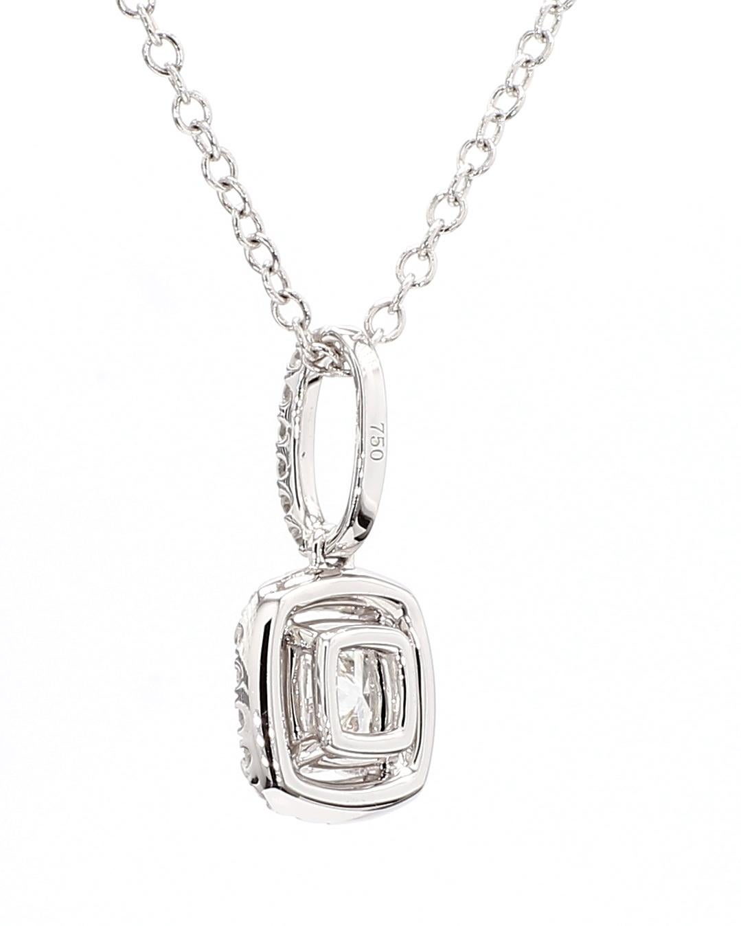 Collana con diamante taglio cuscino da 0,90 carati GIA con aureola in oro bianco 18 carati In condizioni Nuovo in vendita a New York, NY