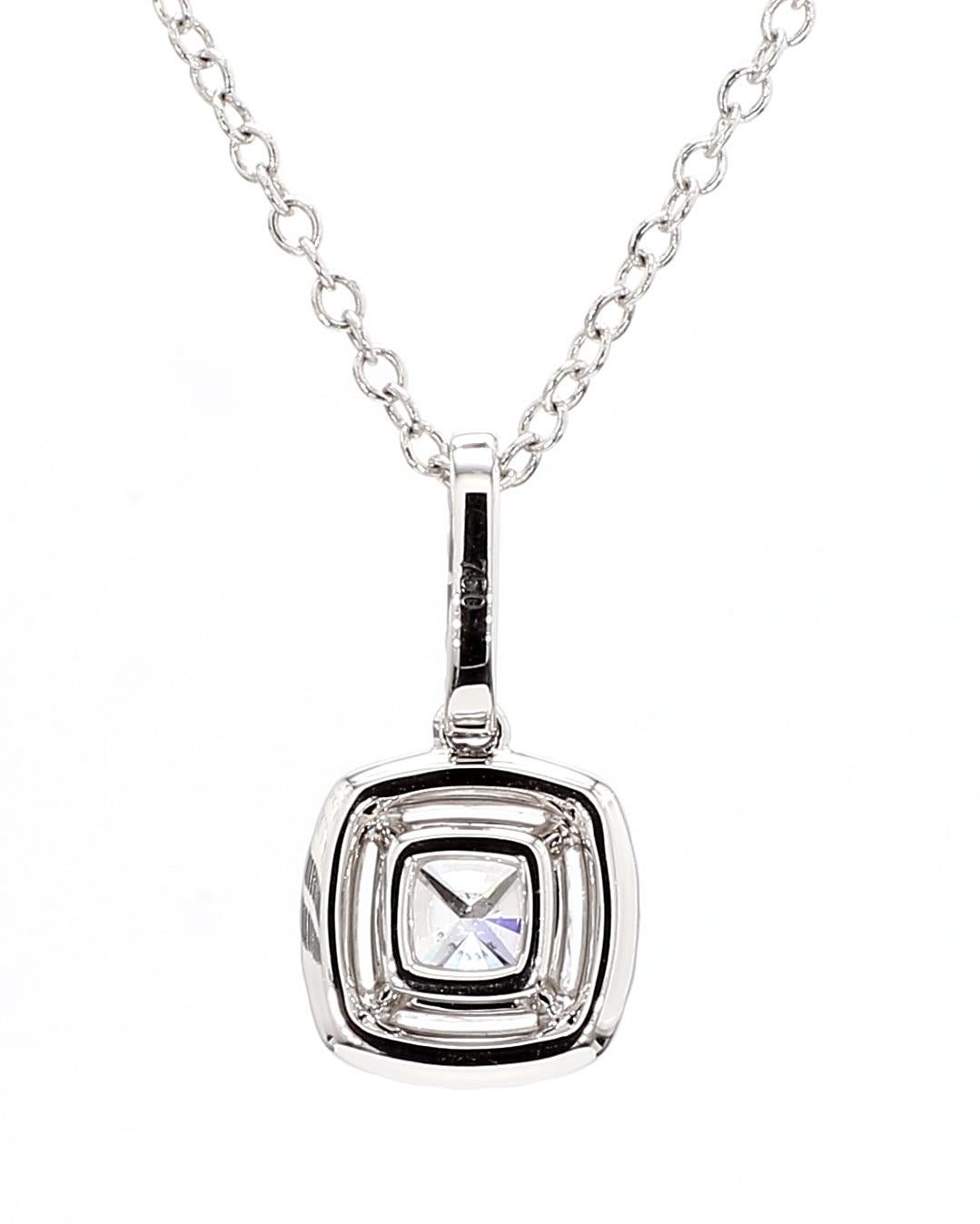 Donna Collana con diamante taglio cuscino da 0,90 carati GIA con aureola in oro bianco 18 carati in vendita