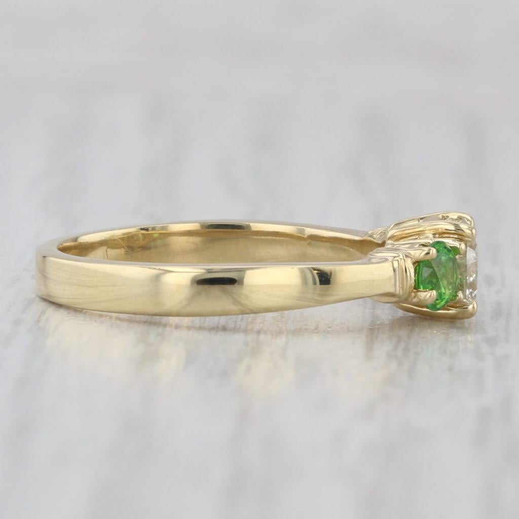 Información sobre la gema:
- Diamante natural -
Quilates - 0,57ct 
Talla - Redonda brillante
Color - J - K
Claridad - I1 

- Granates naturales -
Quilates totales - 0,60ctw
Corte - Redondo
Color - Verde

Metal: Oro amarillo de 18 quilates
Peso: 4.3
