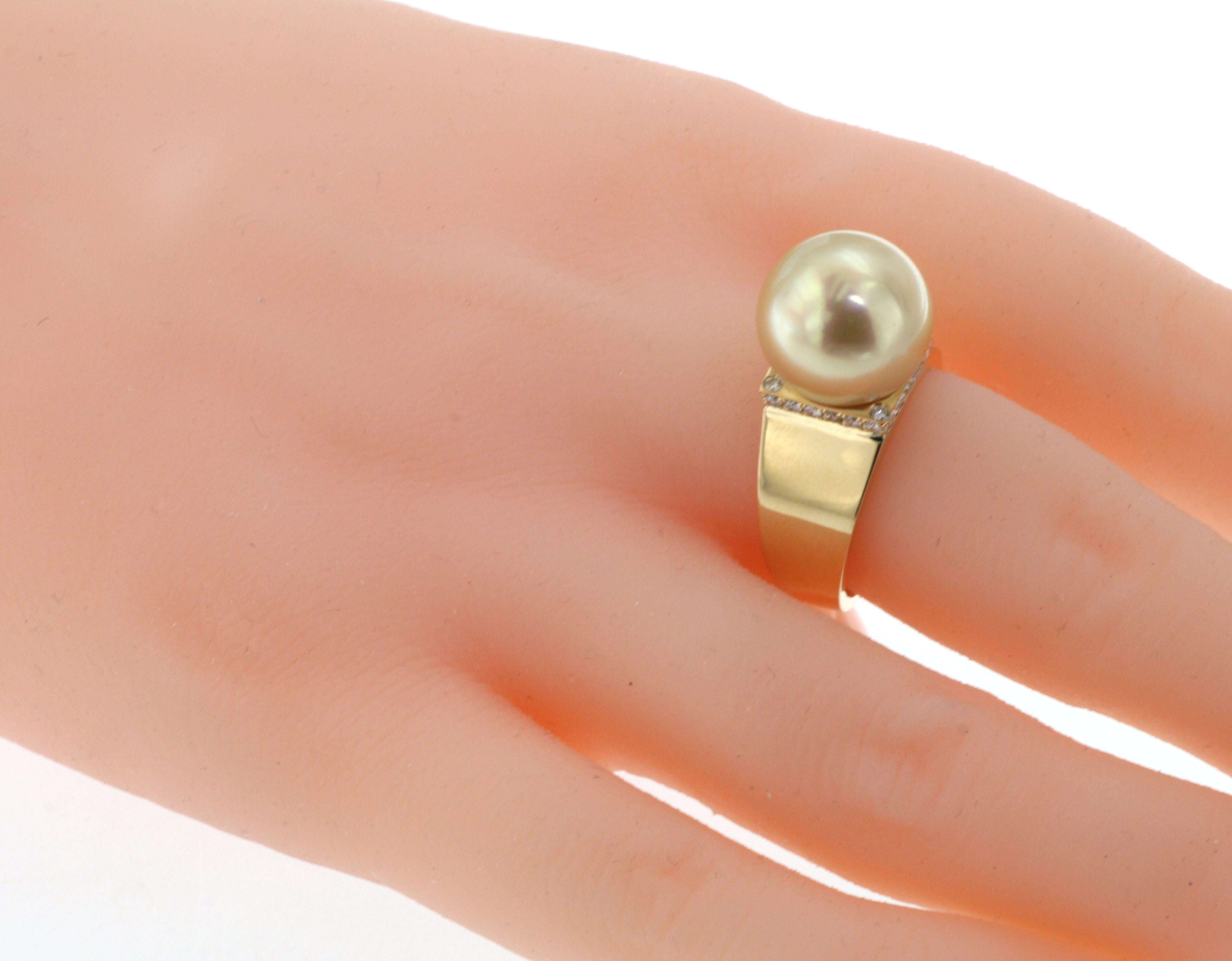 Modern Gold Pearl Diamond Ring in 18 Karat Yellow Gold