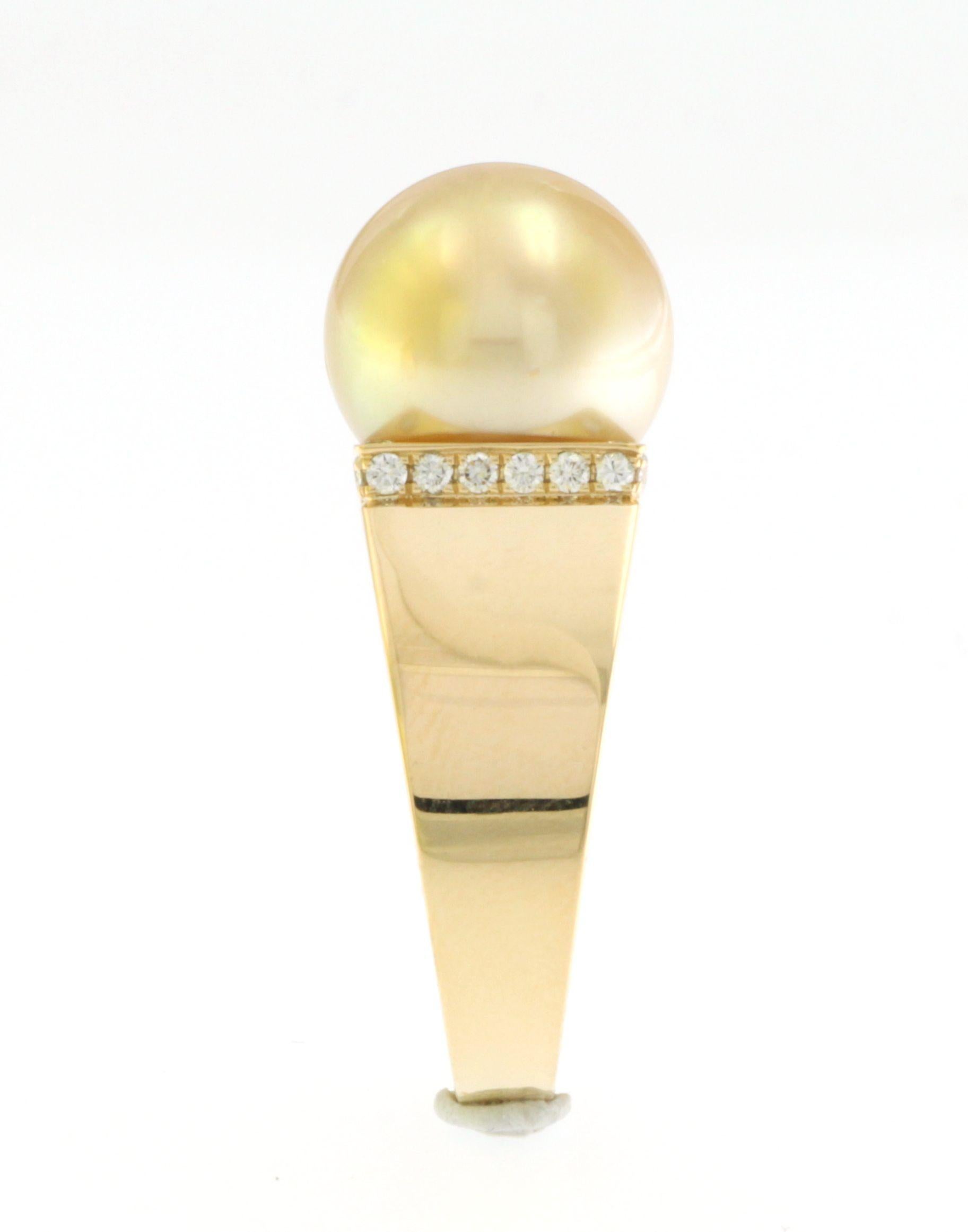 Gold Pearl Diamond Ring in 18 Karat Yellow Gold In New Condition In Hong Kong, HK