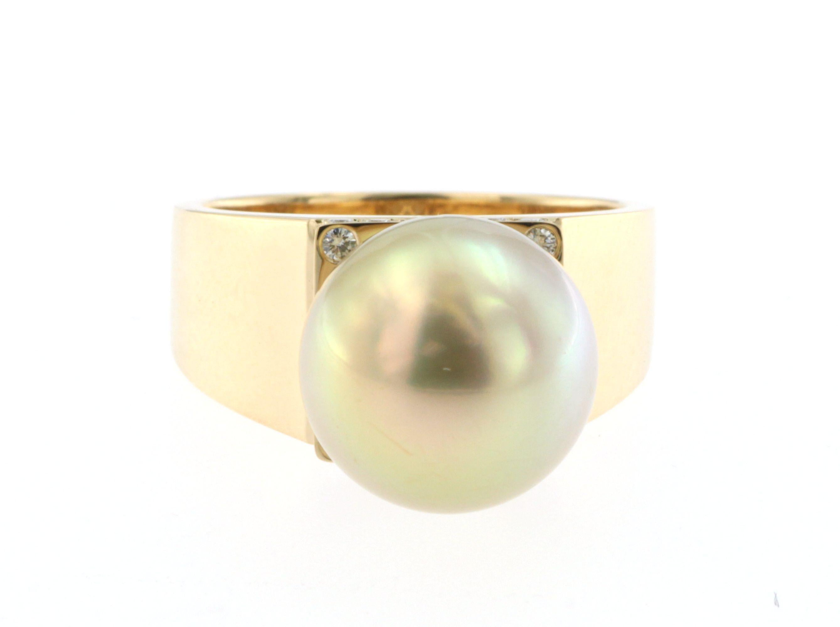 Women's Gold Pearl Diamond Ring in 18 Karat Yellow Gold