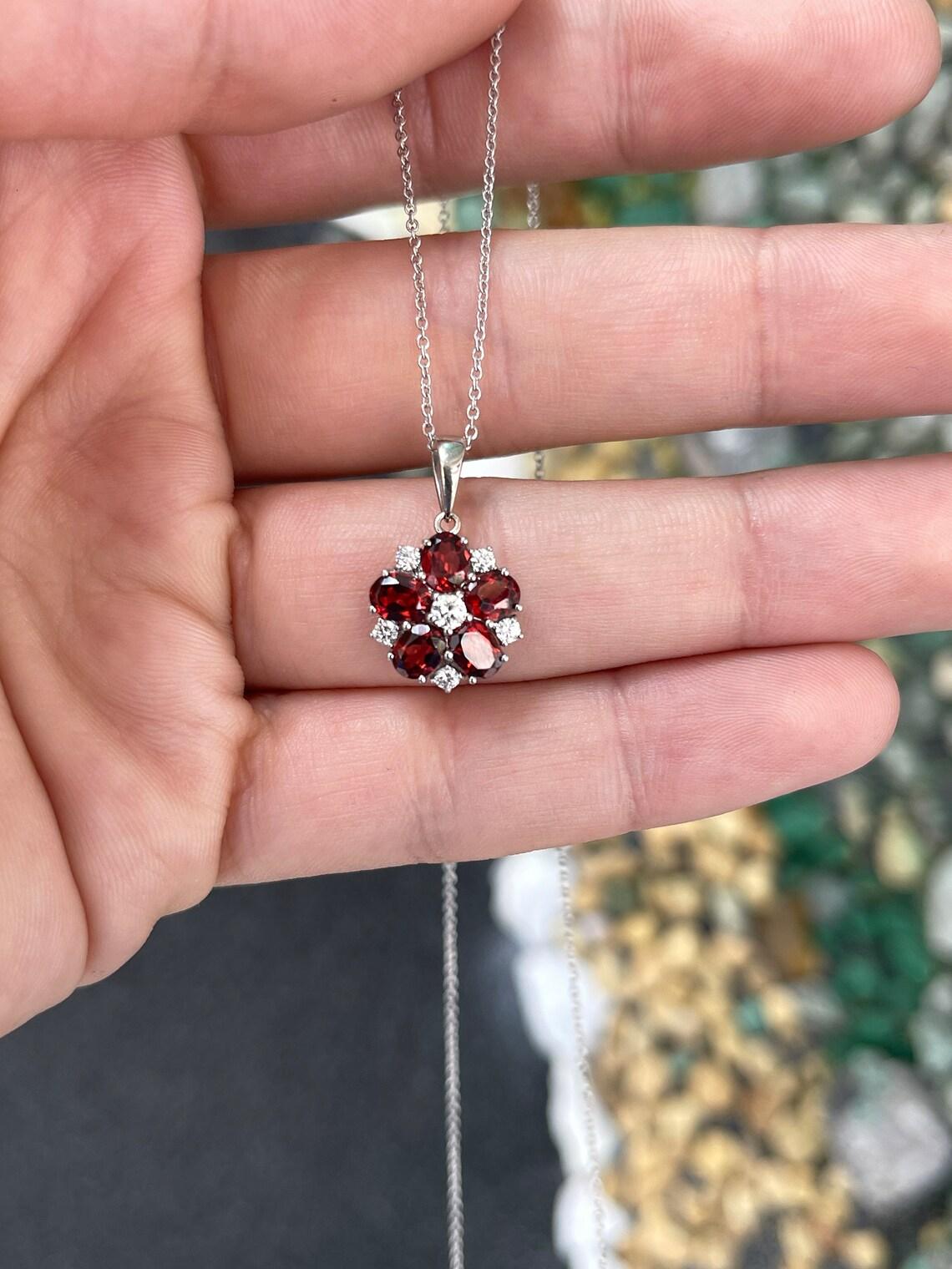 1,17tcw 14K Granat & Diamant Blume Anhänger Dunkelroter Granat Oval mit Diamant (Moderne)