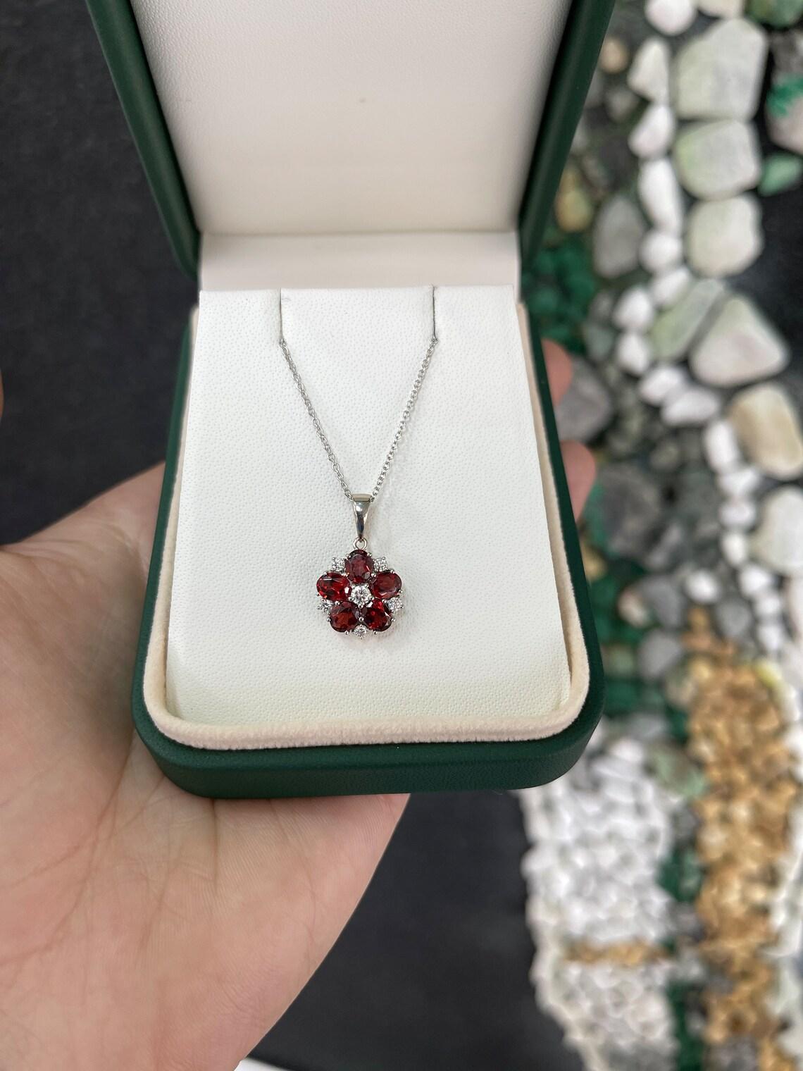 1,17tcw 14K Granat & Diamant Blume Anhänger Dunkelroter Granat Oval mit Diamant im Zustand „Neu“ in Jupiter, FL