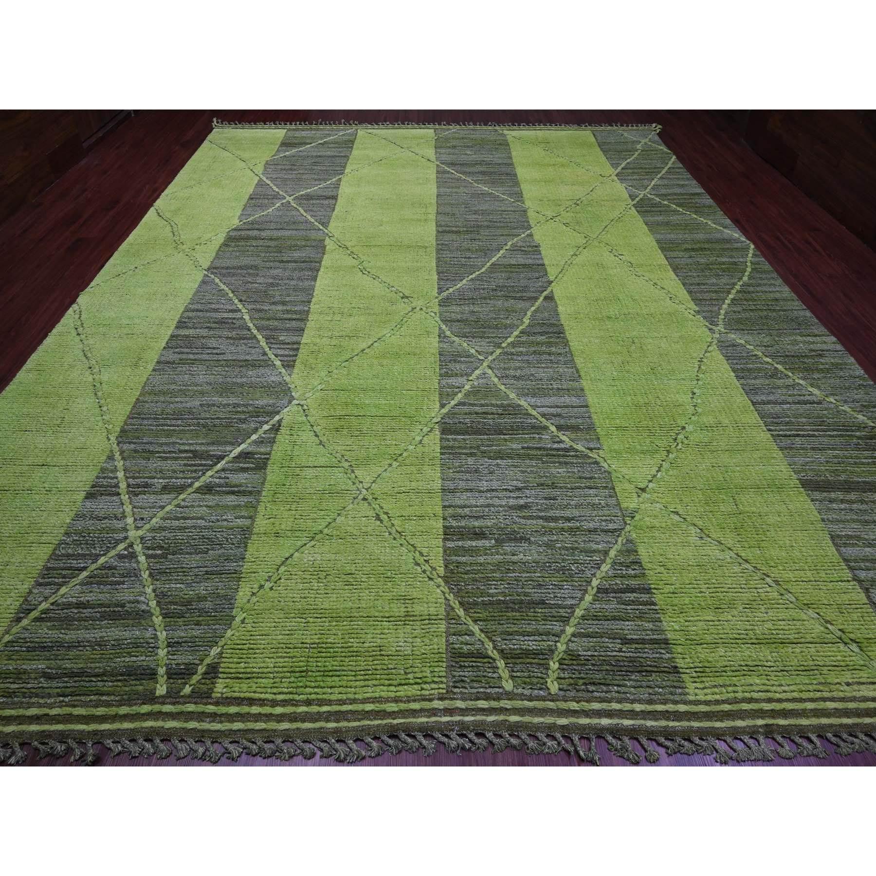 Nuances de vert, design et tissage suédois moderniste, motif en croix, 100 % laine, noué à la main, tapis d'Orient
Matières premières : Laine
Latex : Pas de poils 
hauteur : 0,25 pouces
Style : Traditionnel
Couleur primaire : vert
Couleurs