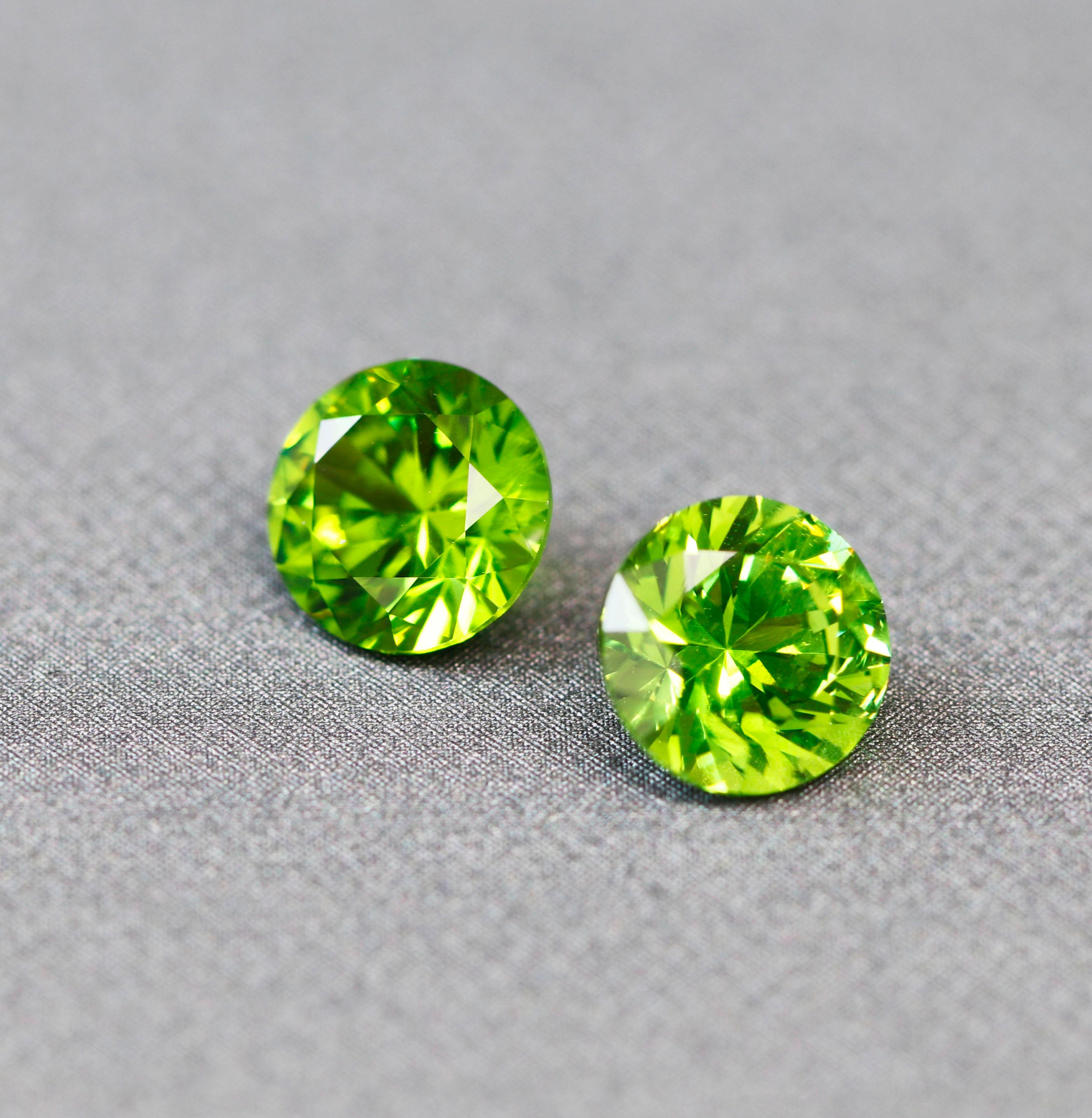 Moderno Coppia di granati demantoidi russi di 1,18 verde brillante in vendita