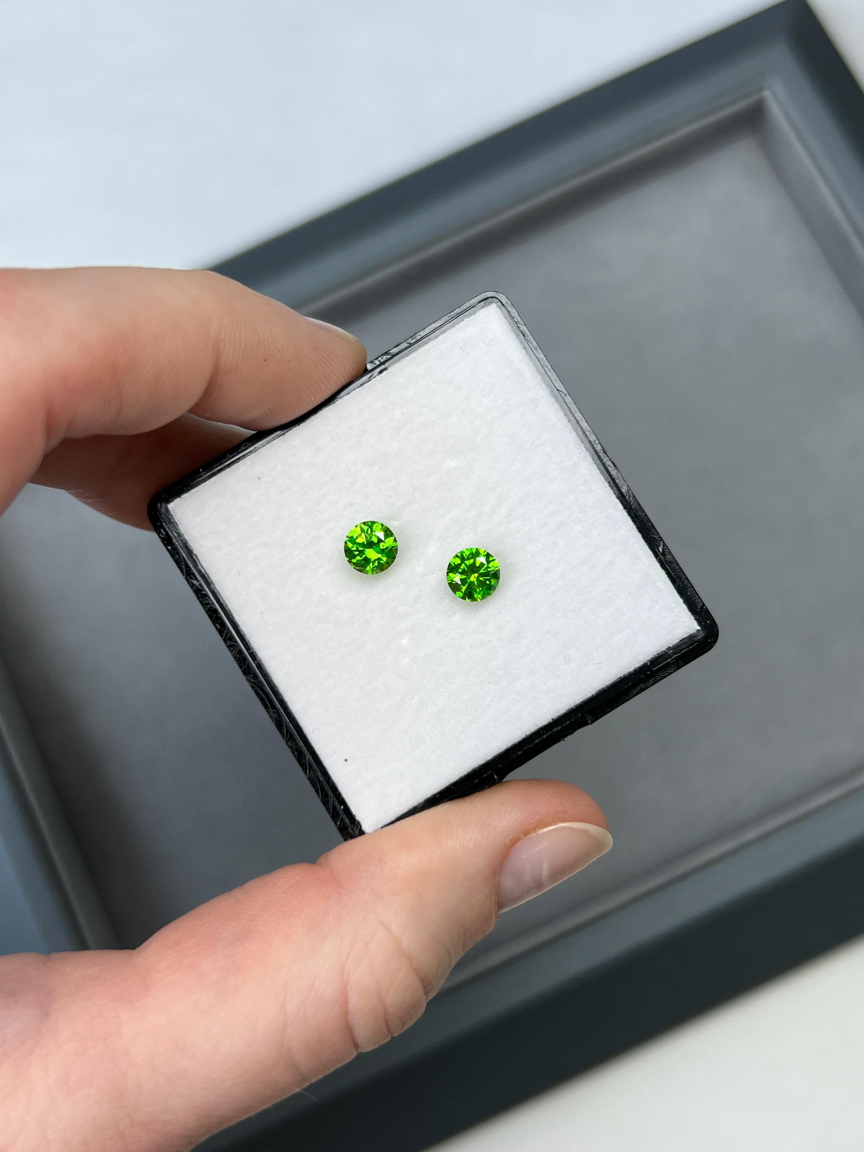 Taglio rotondo Coppia di granati demantoidi russi di 1,18 verde brillante in vendita