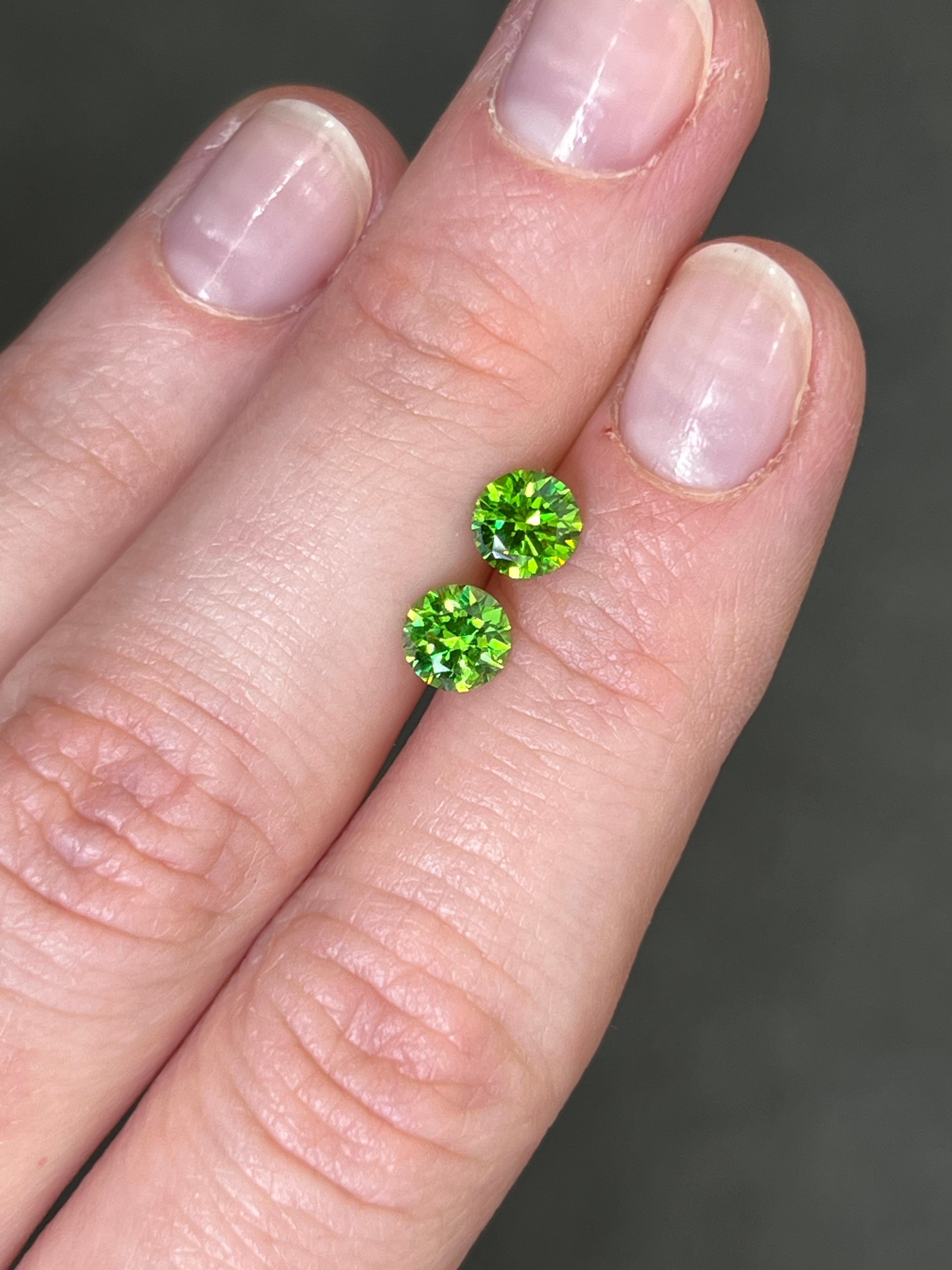 Coppia di granati demantoidi russi di 1,18 verde brillante In condizioni Nuovo in vendita a Bangkok, TH