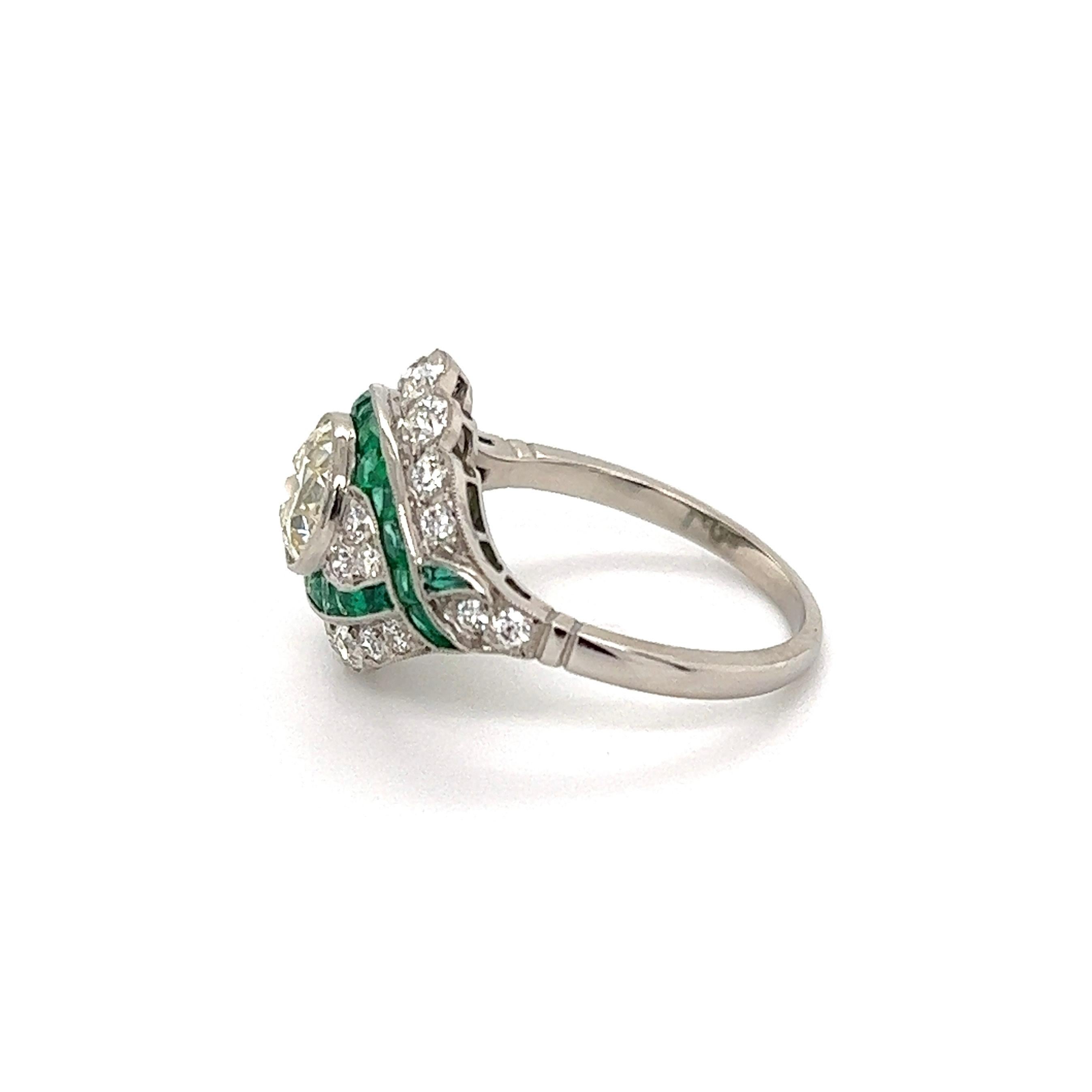 1.18 Carat Diamond and Emerald Platinum Deco Revival Ring Estate Fine Jewelry In Excellent Condition For Sale In Montreal, QC