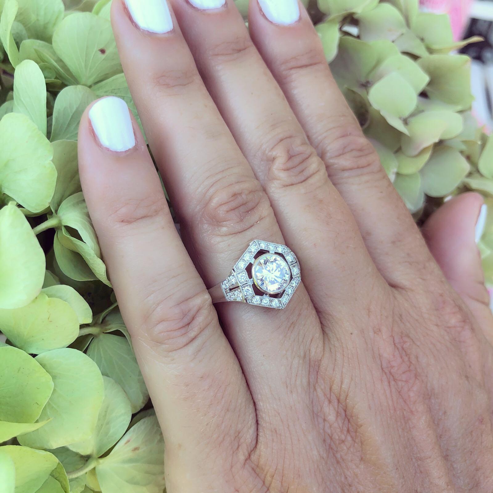 Taille ronde Bague halo hexagonal en platine avec diamants certifiés GIA de 1,18 carat en vente