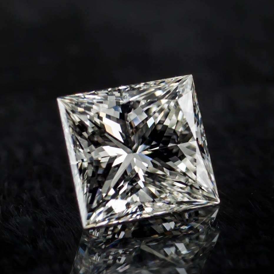 Informazioni generali sul diamante
Taglio del diamante: Rettangolare modificato a brillante
Misure: 6.11  x  5.68  -  4.22 mm

Risultati della classificazione dei diamanti
Peso in carati: 1,18
Grado di colore: H.
Grado di chiarezza: