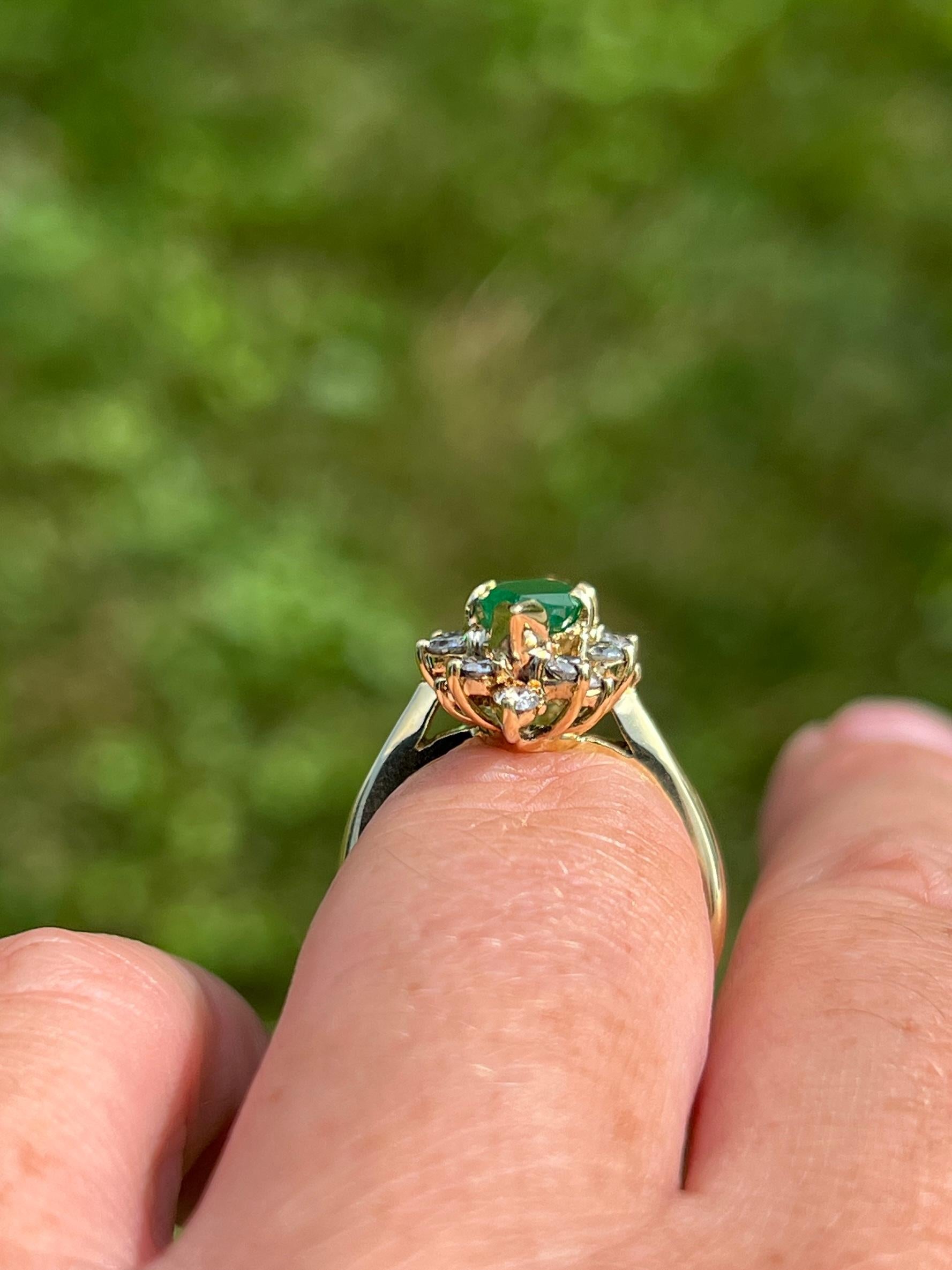 Anillo de cóctel de oro amarillo de 18k con esmeralda y diamantes talla marquesa de 1,18 quilates en venta 4