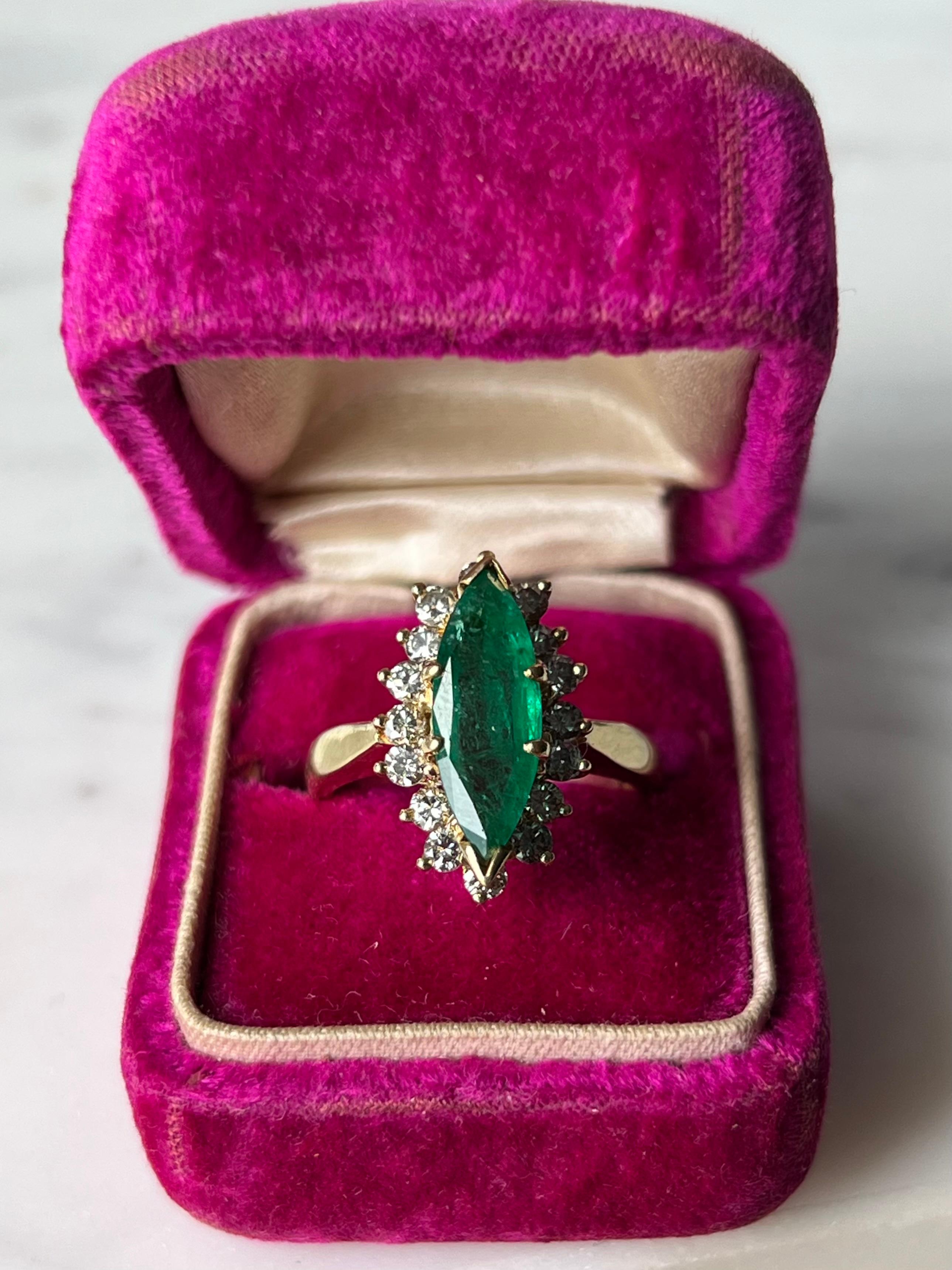 Anillo de cóctel de oro amarillo de 18k con esmeralda y diamantes talla marquesa de 1,18 quilates en Bueno estado para la venta en Towson, MD
