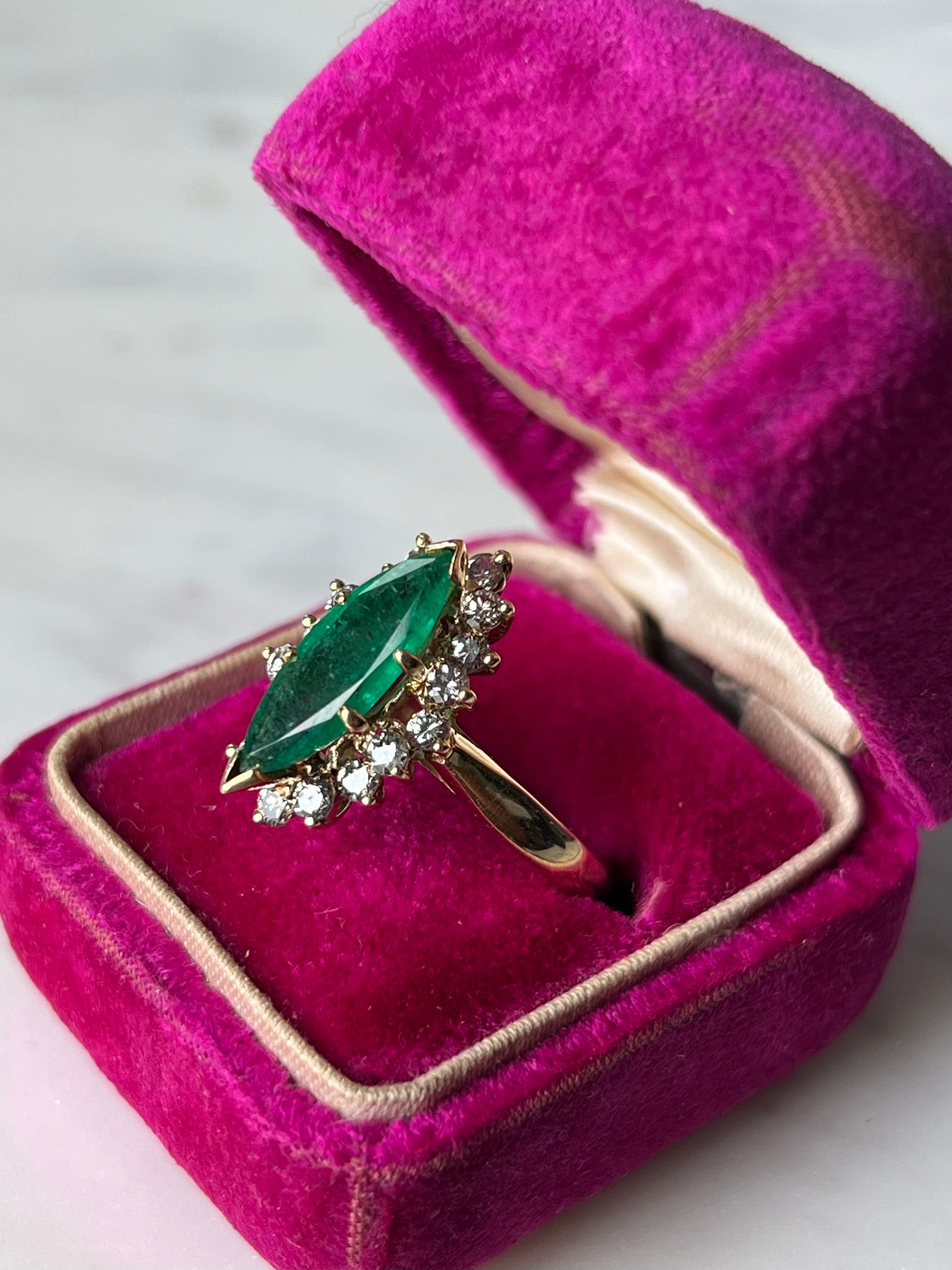 Femenino o masculino Anillo de cóctel de oro amarillo de 18k con esmeralda y diamantes talla marquesa de 1,18 quilates en venta