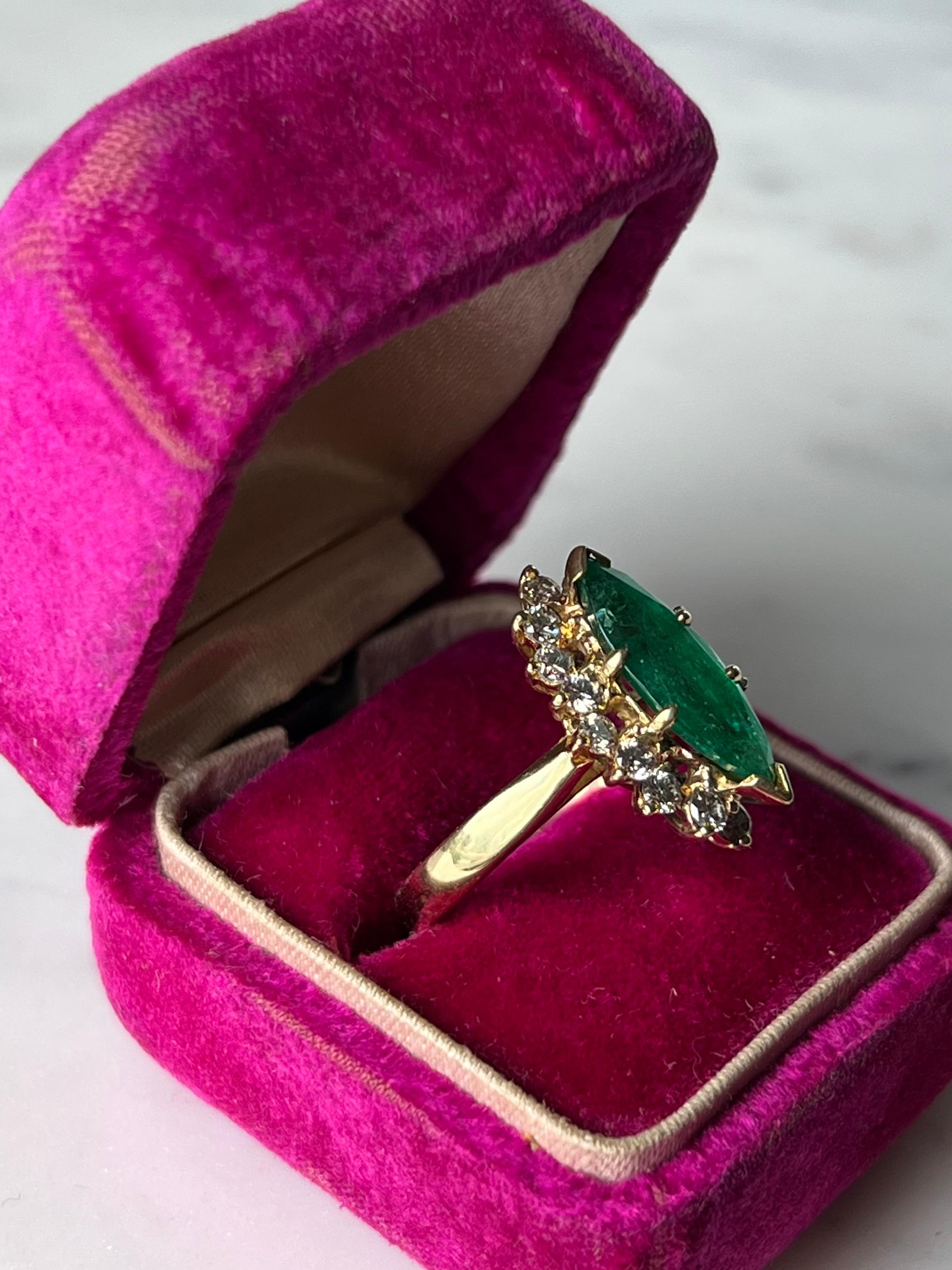 Anillo de cóctel de oro amarillo de 18k con esmeralda y diamantes talla marquesa de 1,18 quilates en venta 1