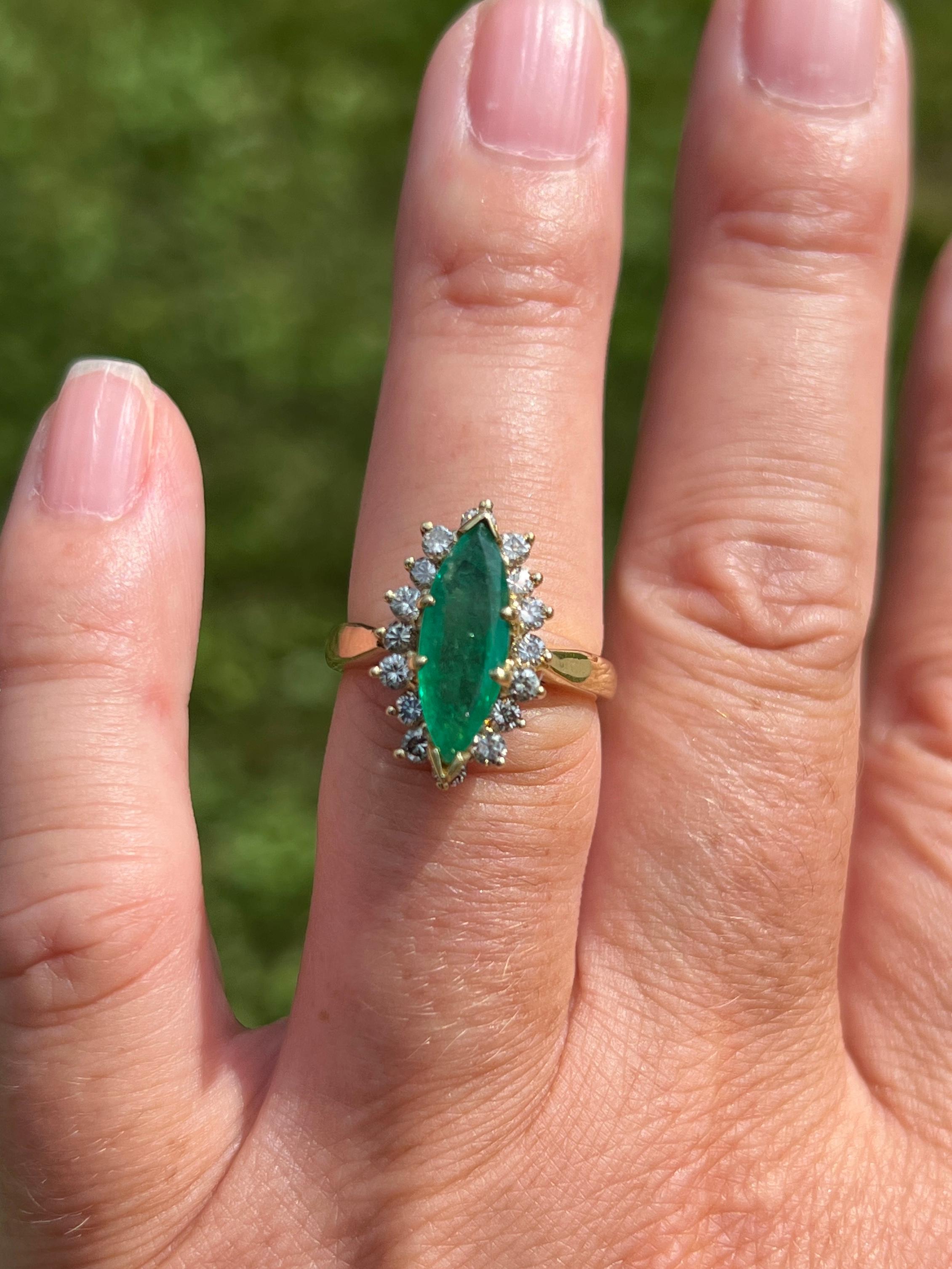 Anillo de cóctel de oro amarillo de 18k con esmeralda y diamantes talla marquesa de 1,18 quilates en venta 2