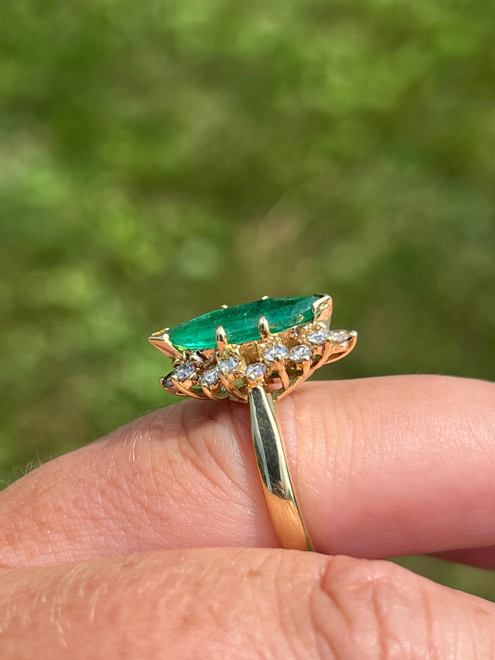 Anillo de cóctel de oro amarillo de 18k con esmeralda y diamantes talla marquesa de 1,18 quilates en venta 3