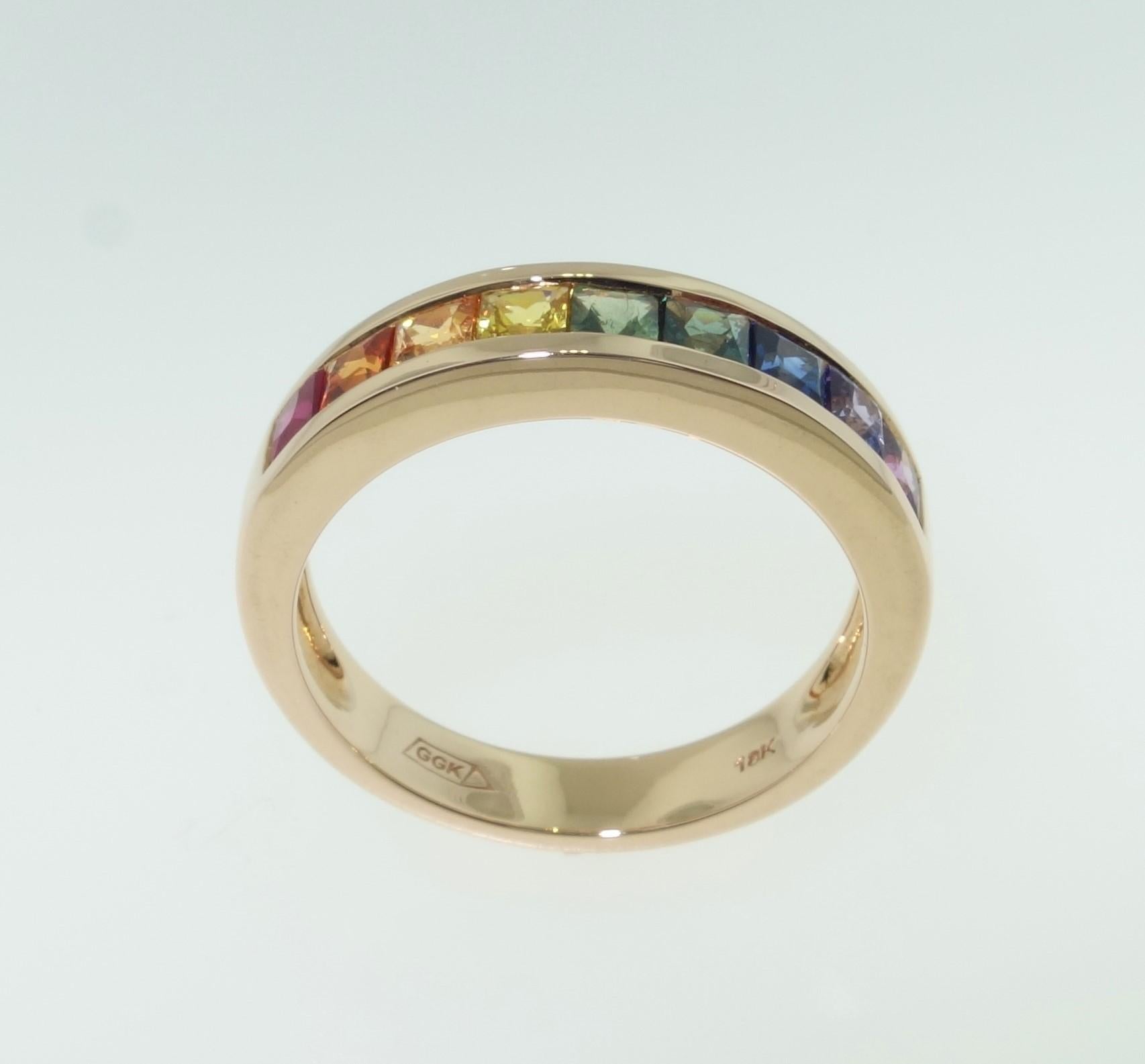 1,18 Karat mehrfarbiger Saphir im Prinzessinnenschliff Gold Eternity-Ring im Zustand „Neu“ im Angebot in Montreal, QC