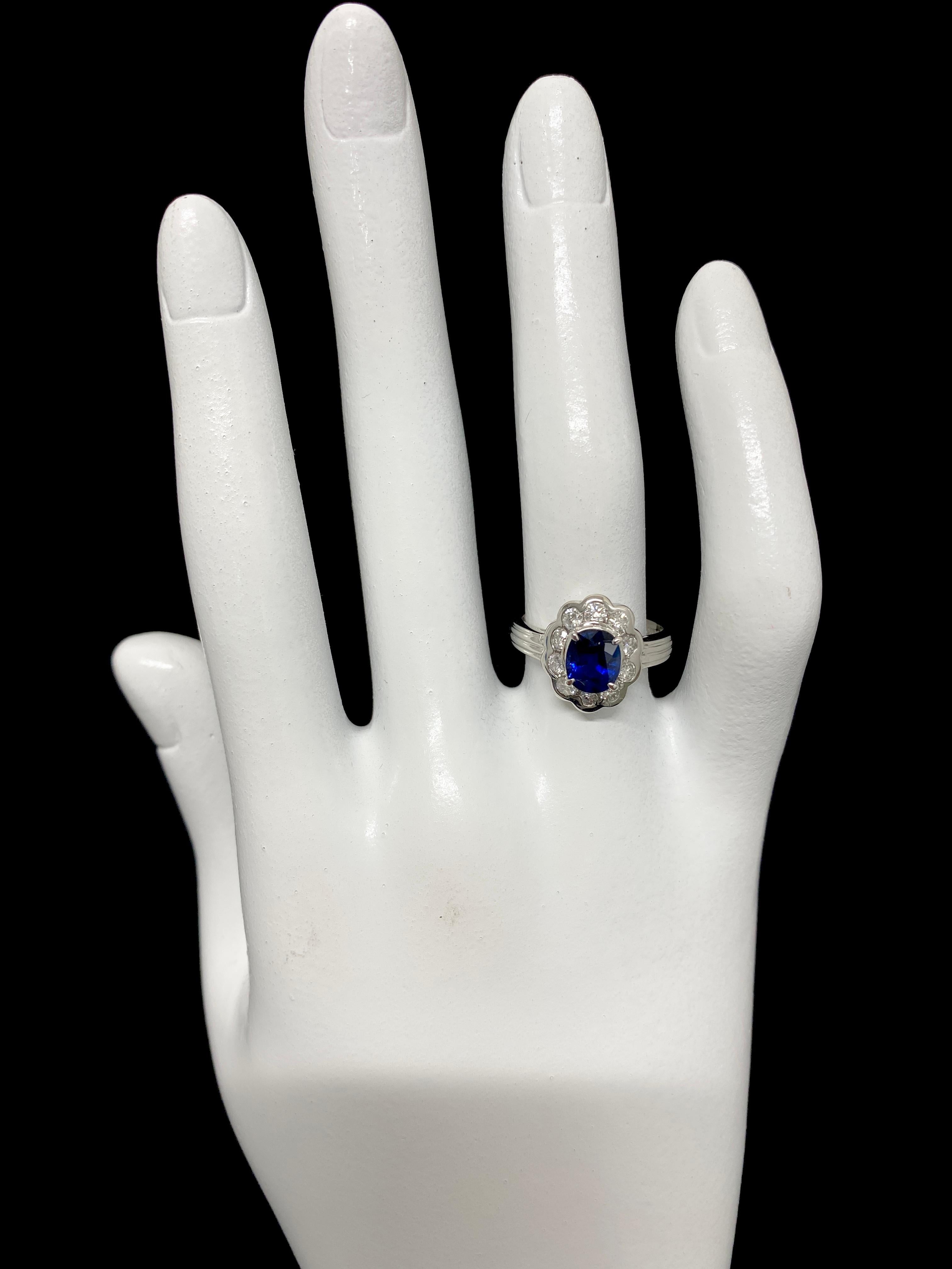 1.18 Carat Natural Sapphire and Diamond Antique Ring Set in Platinum For Sale 1