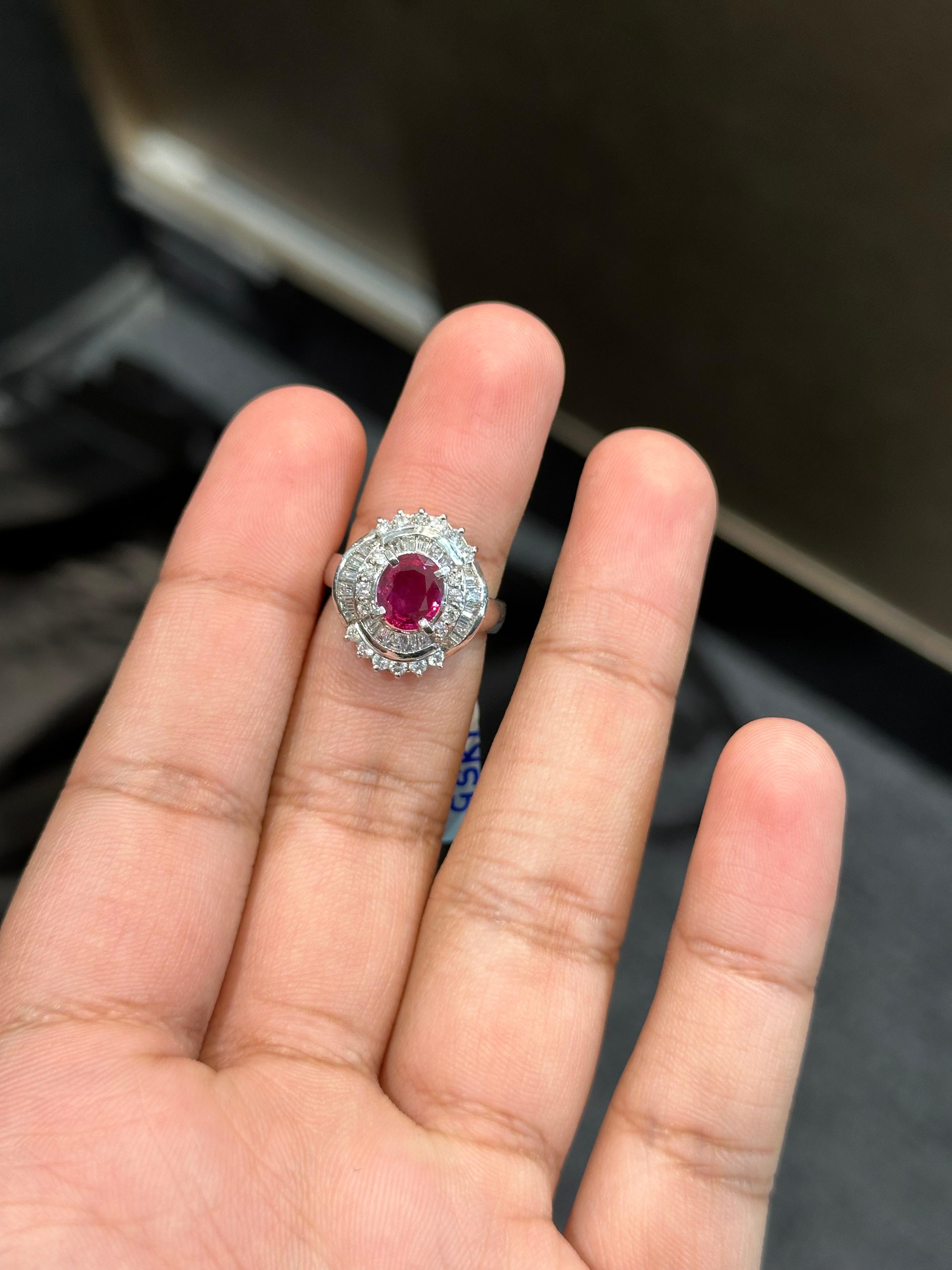 Lassen Sie sich von der Anziehungskraft exquisiter Schmuckstücke verführen - mit diesem bezaubernden Rubinring, einem Schatz, der alle Liebhaber von Vintage-Schmuck und Rubinen begeistern wird. 

Dieser prächtige Ring zeigt ein atemberaubendes