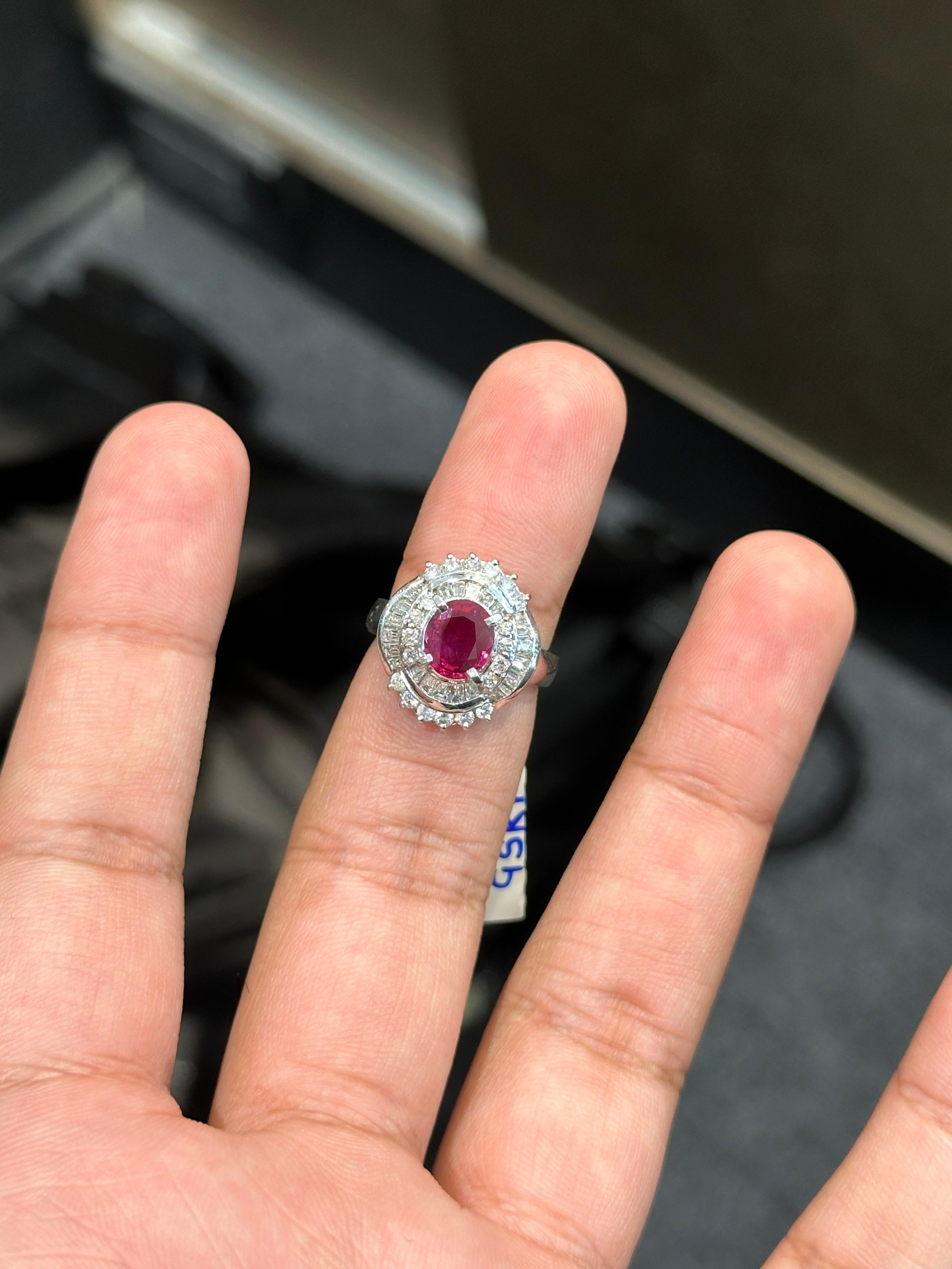 1,18 Karat oval geschliffener Rubin & Diamant Cocktail-Ring aus Platin 900 (Art déco) im Angebot