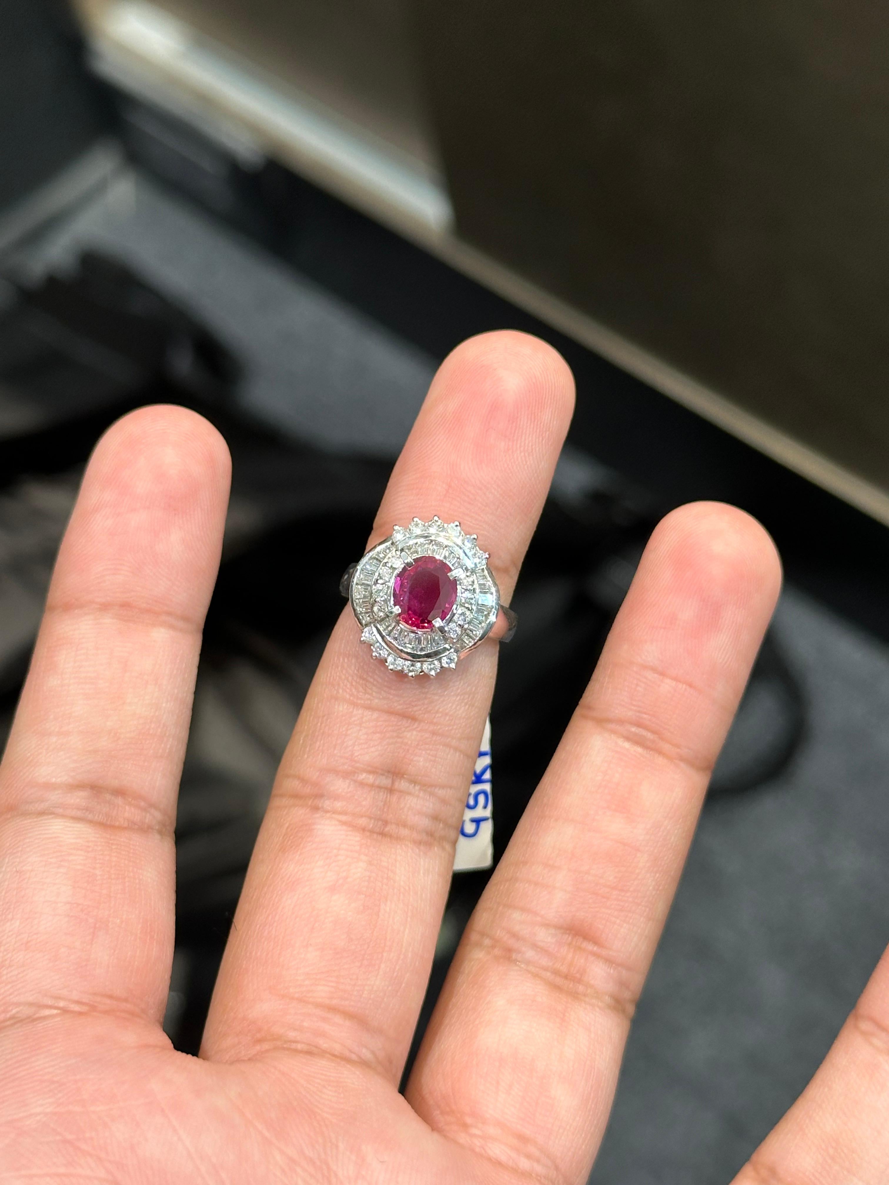 1,18 Karat oval geschliffener Rubin & Diamant Cocktail-Ring aus Platin 900 (Ovalschliff) im Angebot