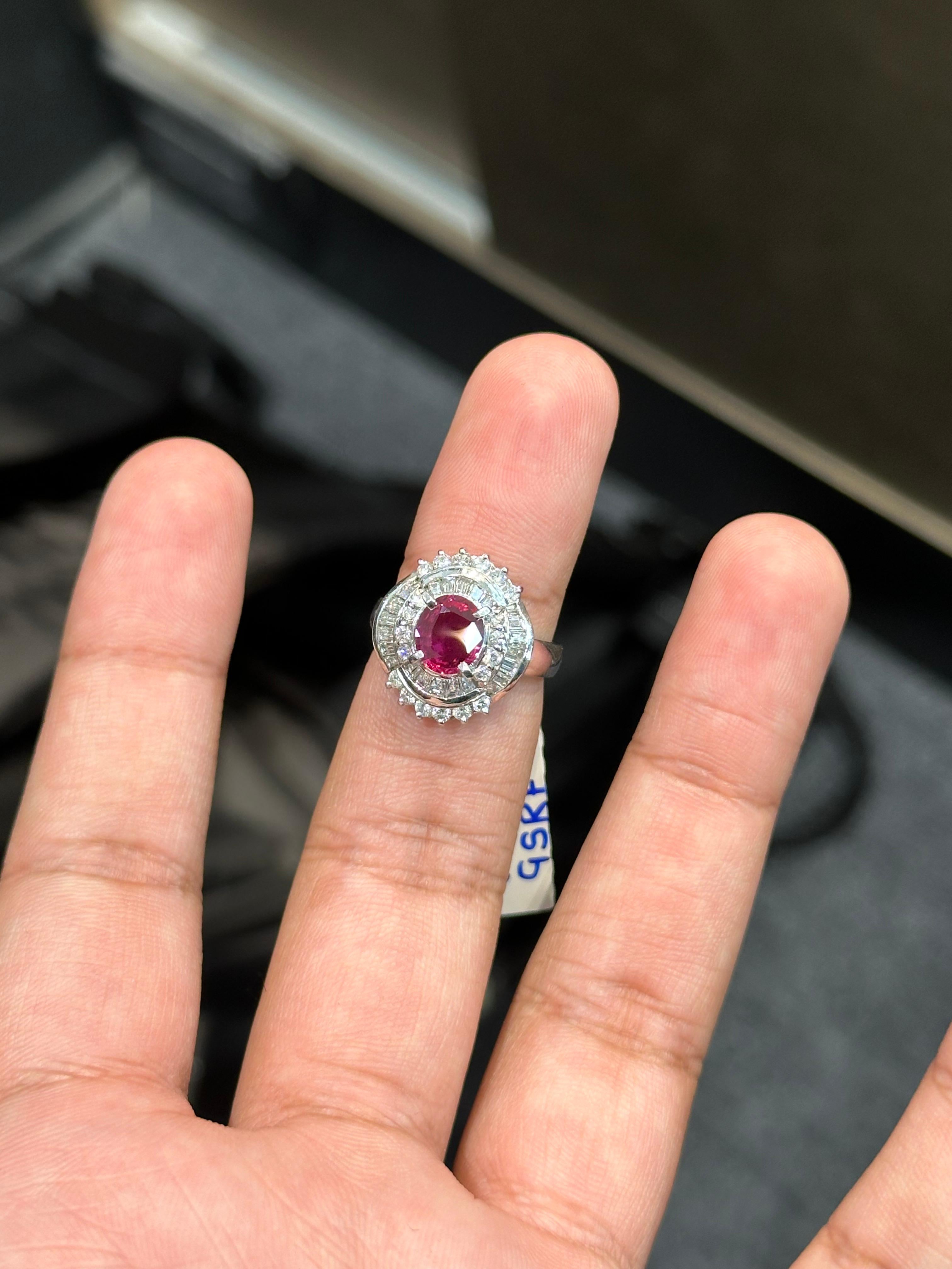 1,18 Karat oval geschliffener Rubin & Diamant Cocktail-Ring aus Platin 900 im Zustand „Neu“ im Angebot in Bangkok, TH