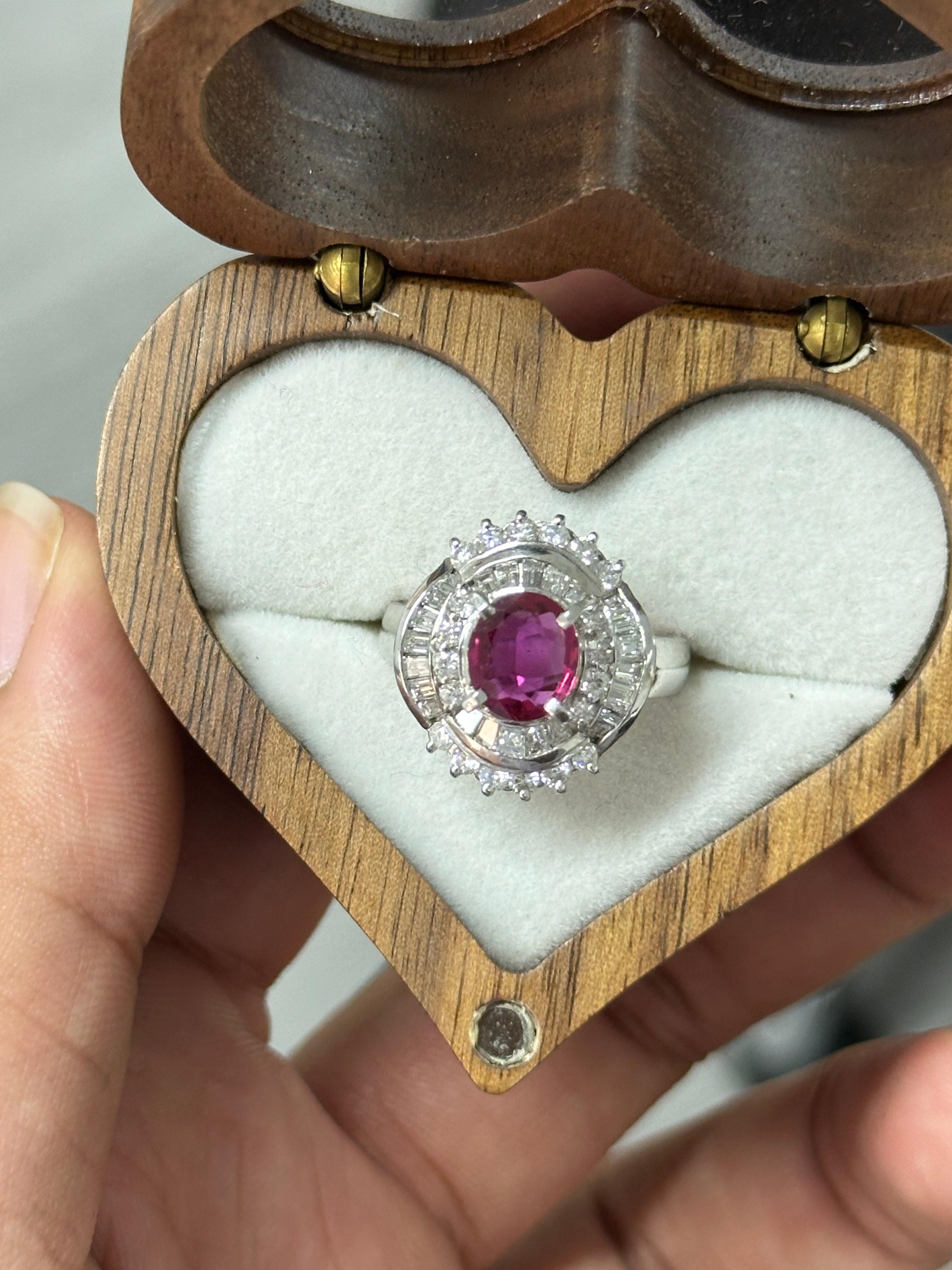 1,18 Karat oval geschliffener Rubin & Diamant Cocktail-Ring aus Platin 900 für Damen oder Herren im Angebot