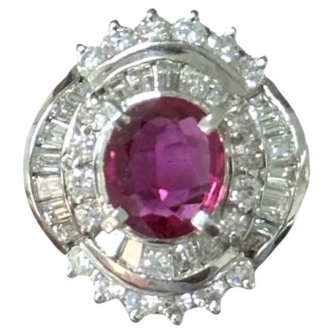 Anillo de cóctel de rubíes y diamantes talla oval de 1,18 quilates en platino 900