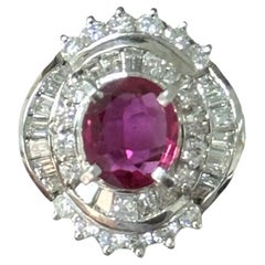Anillo de cóctel de rubíes y diamantes talla oval de 1,18 quilates en platino 900