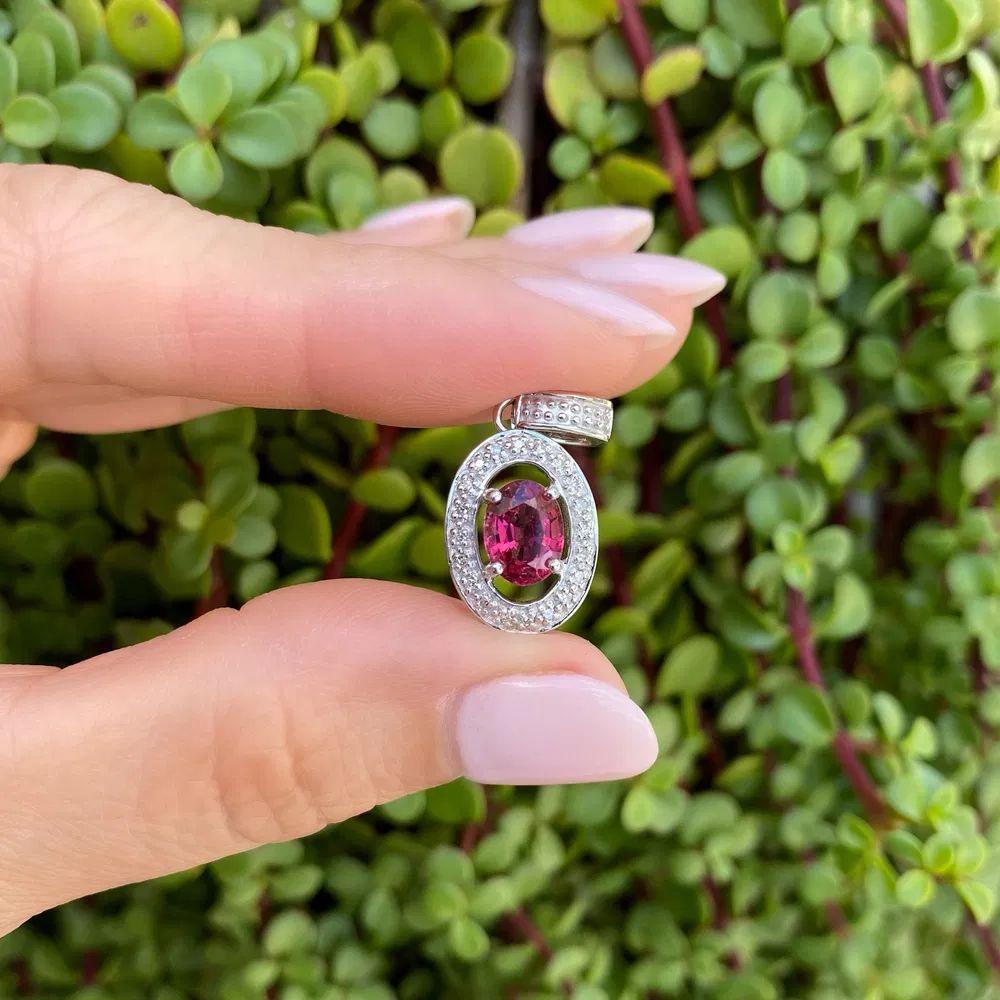 Moderniste Pendentif vintage en or avec tourmaline rubellite ovale de 1.18 carats et diamant en vente