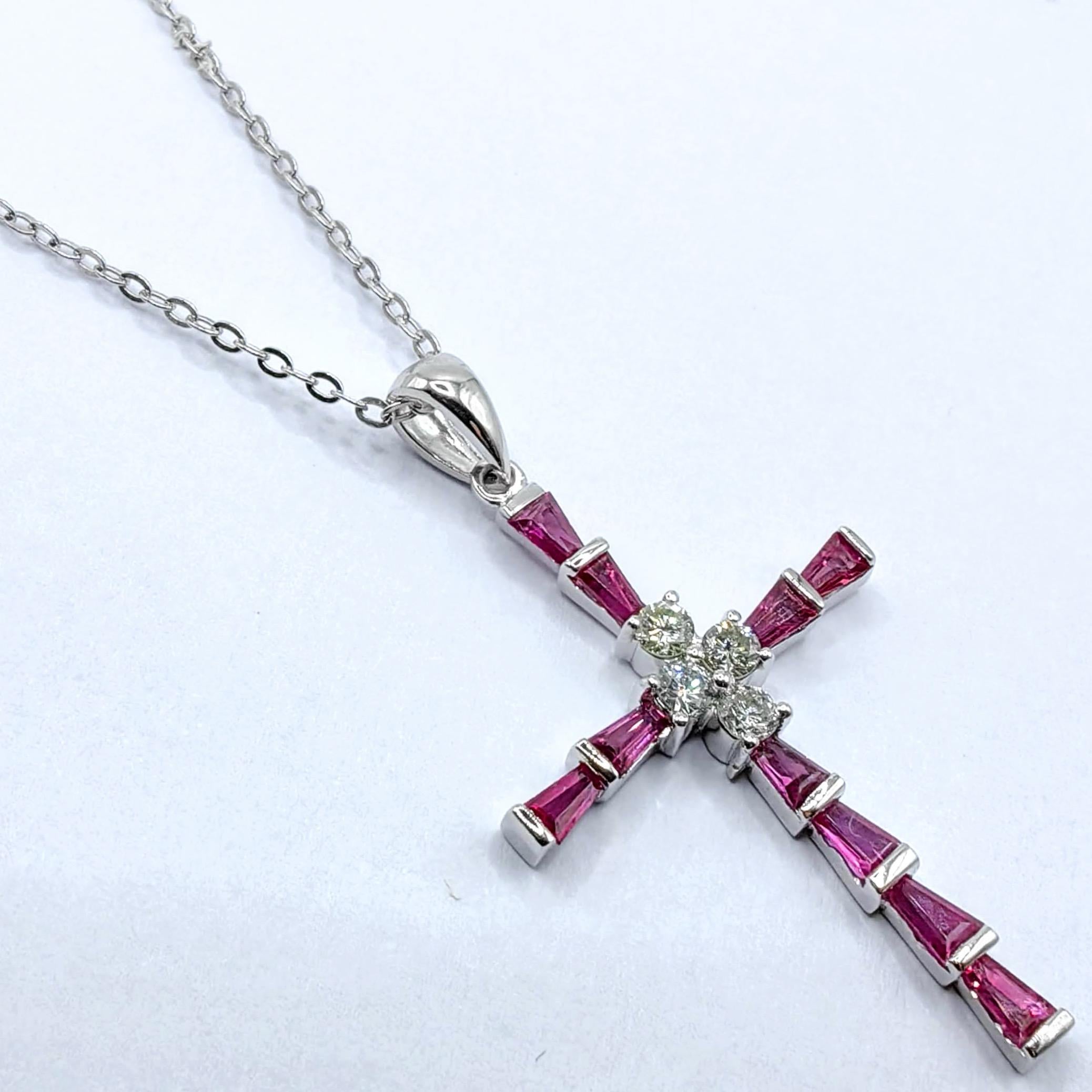 Ti presentiamo la nostra splendida collana con ciondolo con rubino e diamante da 1,18 carati in oro bianco 18 carati. Questo splendido gioiello combina l'eleganza senza tempo dei rubini color sangue di piccione e dei diamanti, creando un simbolo di