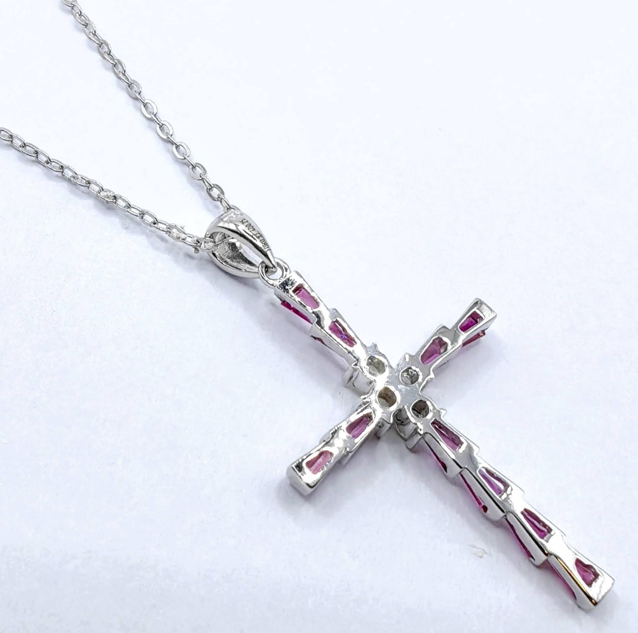 Contemporaneo Ciondolo a forma di croce in oro bianco 18 carati con rubino e diamante di 1,18 carati in vendita